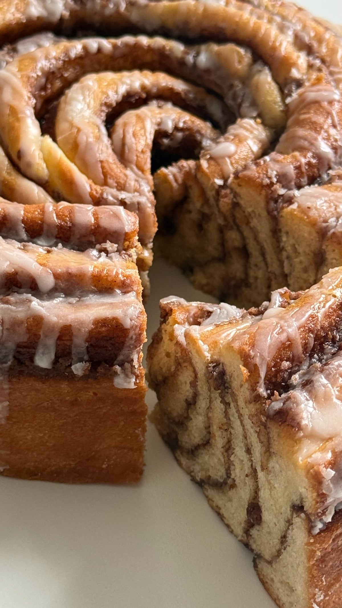 Cinnamon Roll Cake von Food with Style, fertig angerichtet