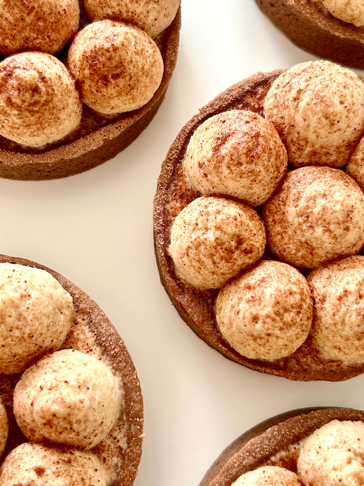 Coffee Cream Tartlets von Food with Style, fertig angerichtet