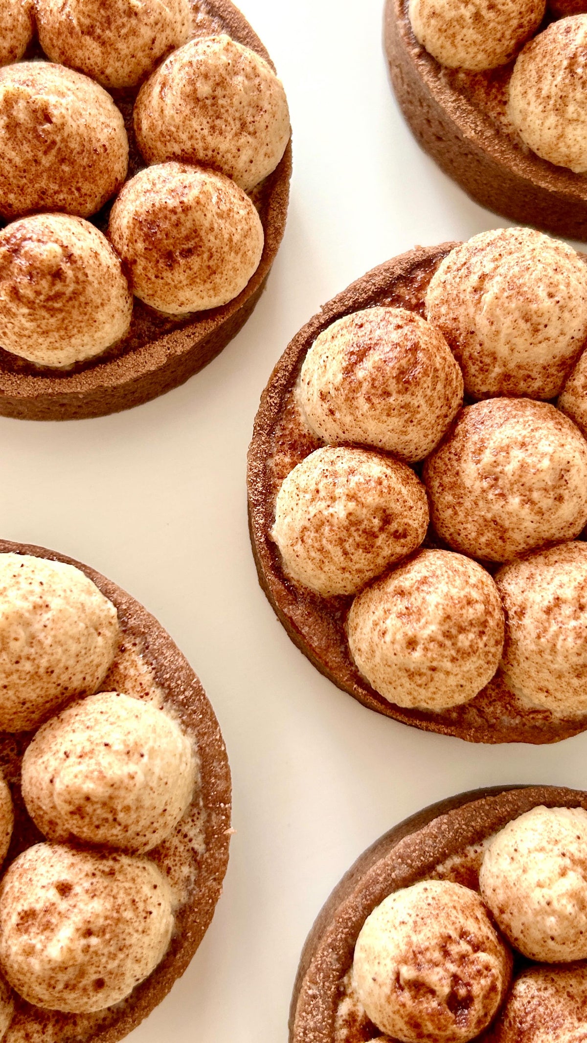 Coffee Cream Tartlets von Food with Style, fertig angerichtet