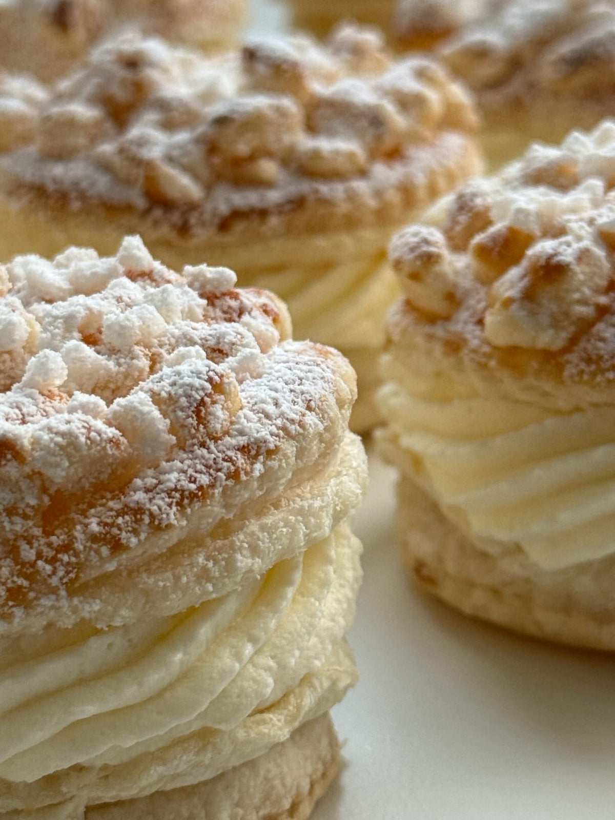Crunchy Cream Pastry von Food with Style, fertig angerichtet