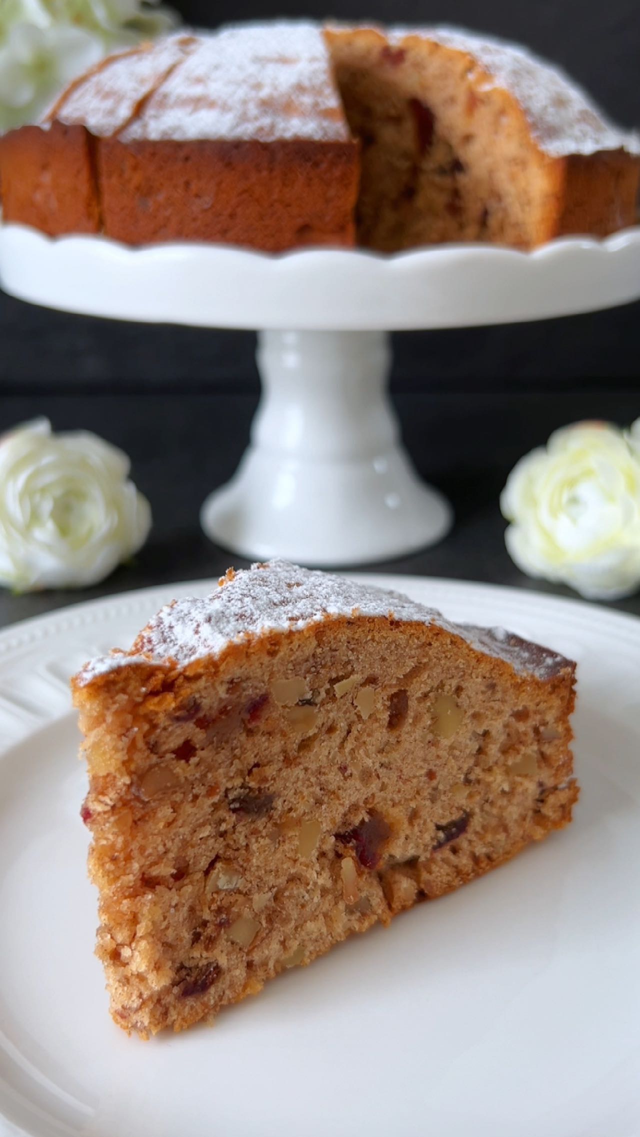 Date Walnut Cake von Food with Style, fertig angerichtet