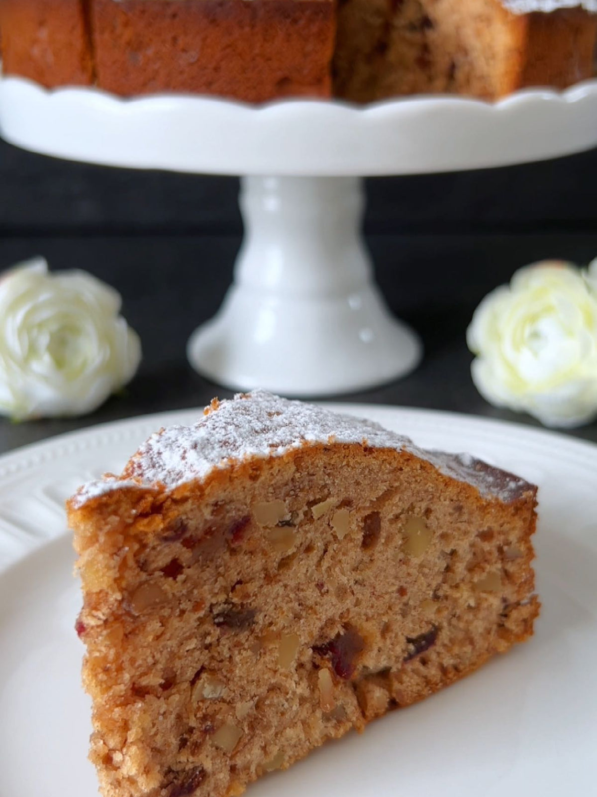 Date Walnut Cake von Food with Style, fertig angerichtet