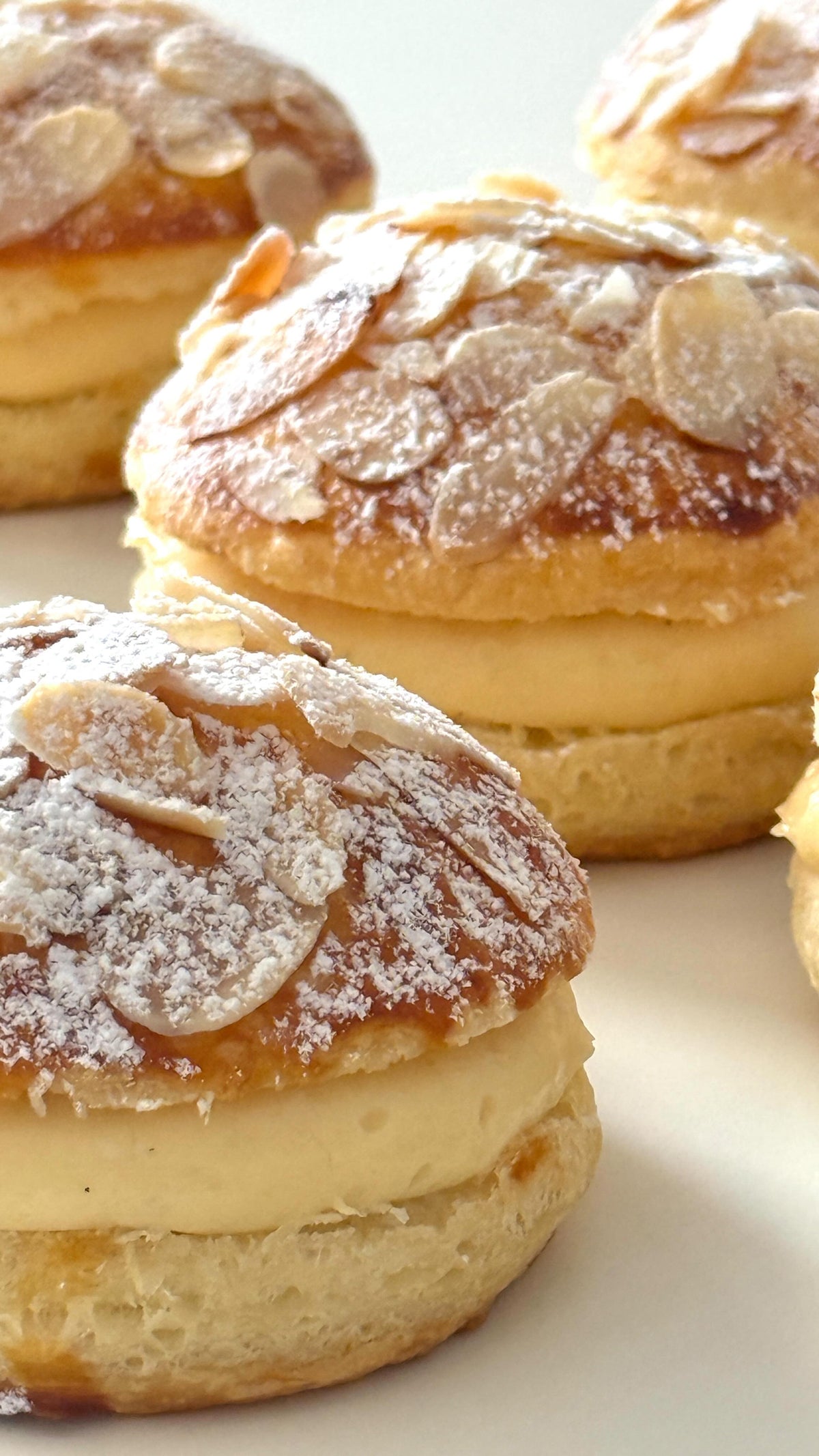 Delicious Almond Burger von Food with Style, fertig angerichtet