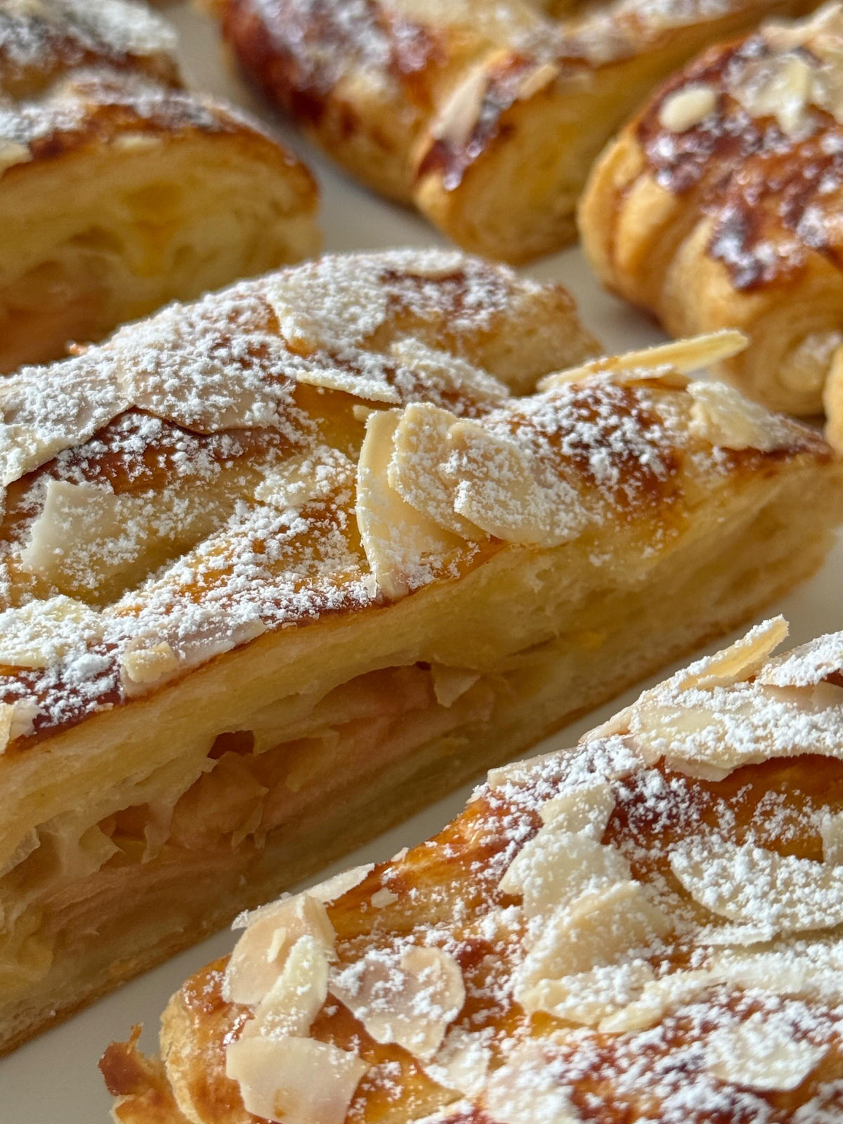 Apple Braid Strudel von Food with Style, fertig angerichtet