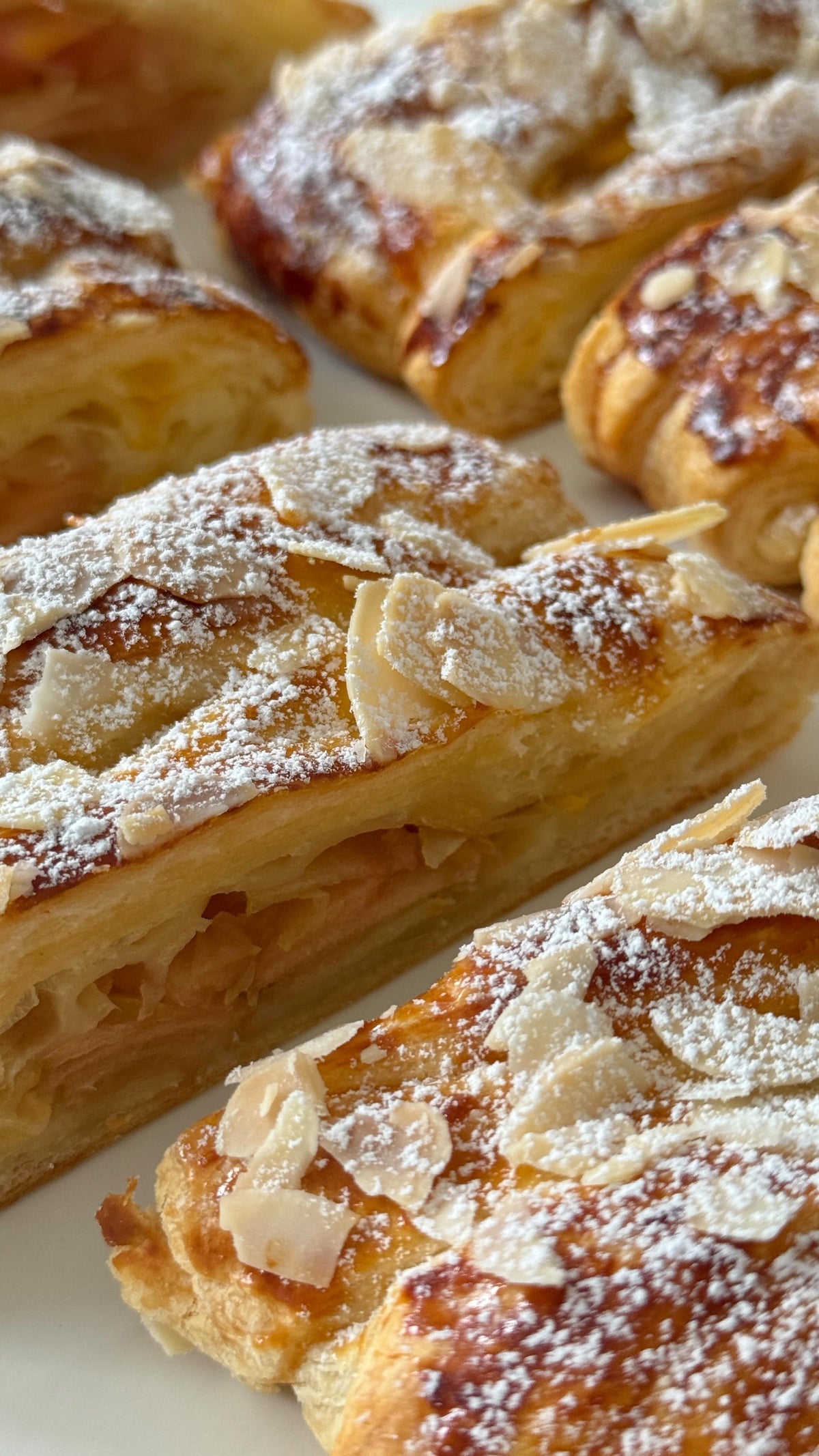 Delicious Apple Braid Strudel von Food with Style, fertig angerichtet
