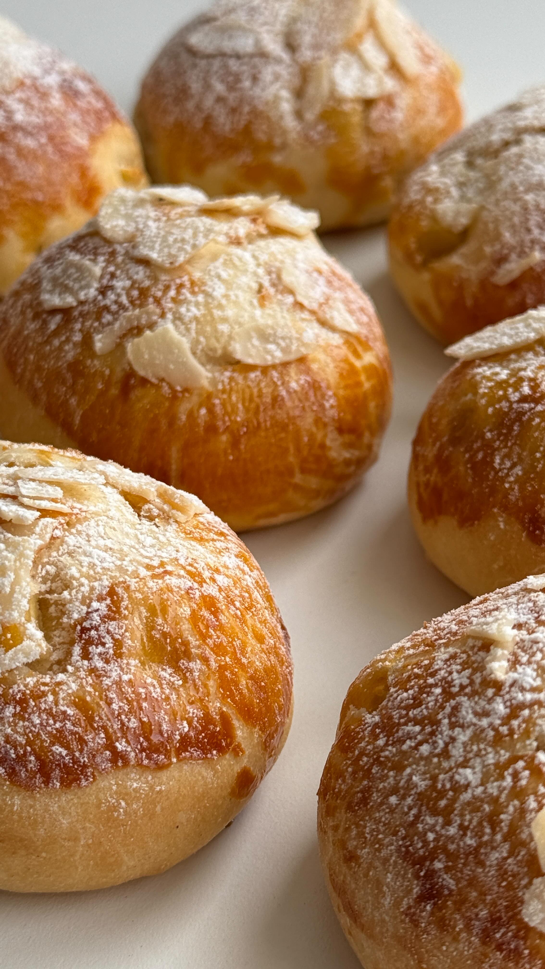 Delicious Apple Brioches von Food with Style, fertig angerichtet