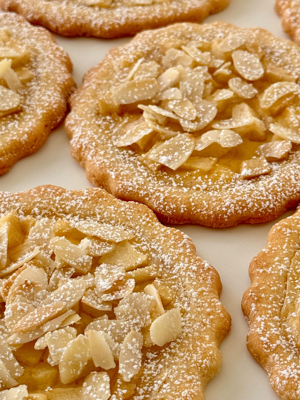 Apple Custard Tartelettes von Food with Style, fertig angerichtet