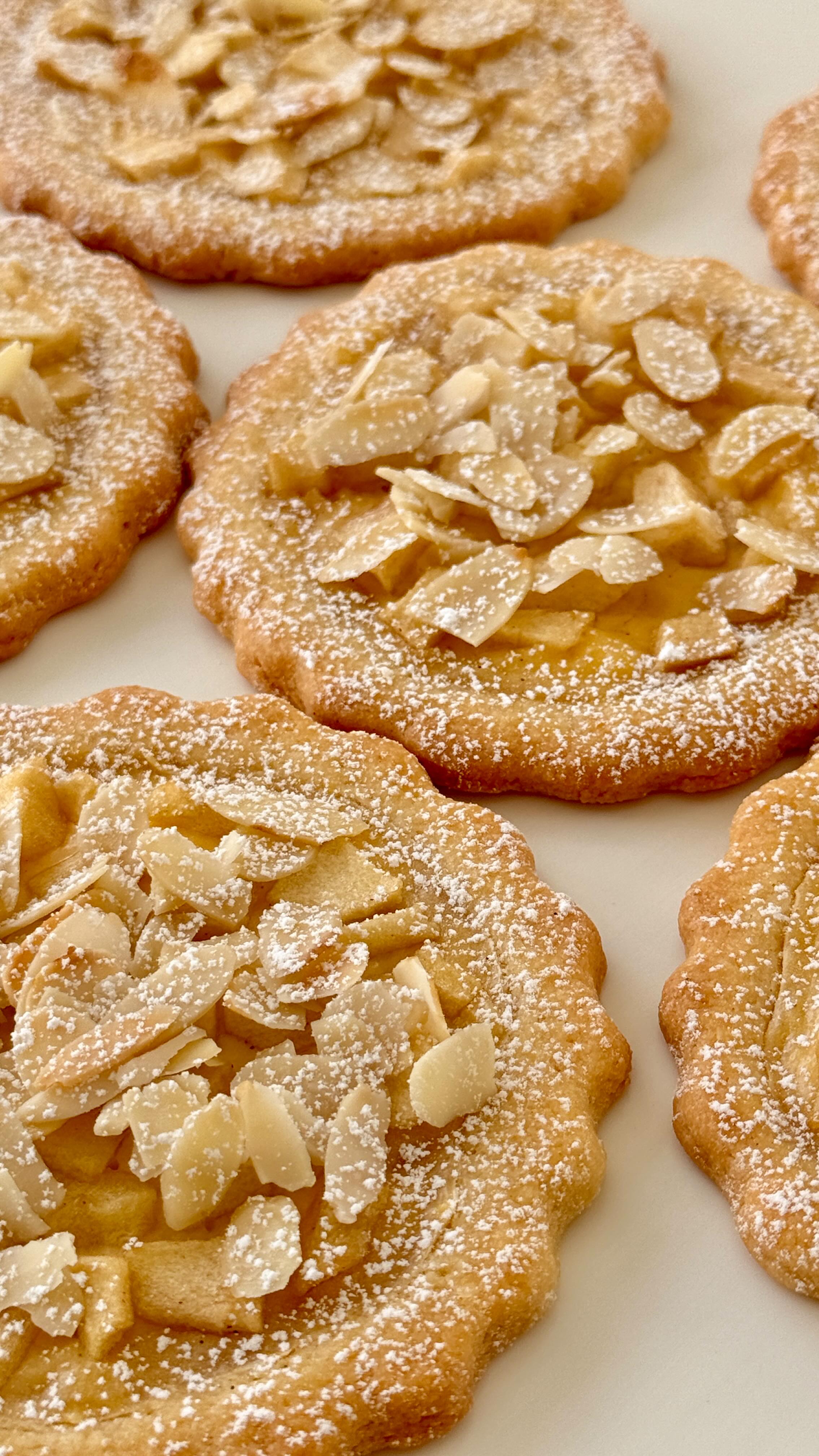 Delicious Apple Custard Tartelettes von Food with Style, fertig angerichtet