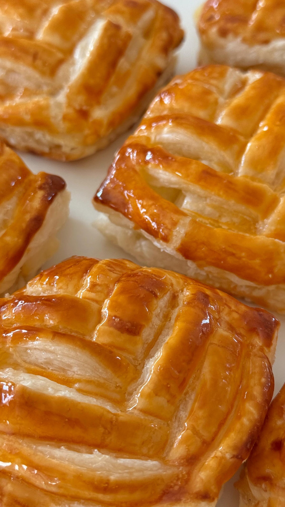 Delicious Apple Pastry von Food with Style, fertig angerichtet