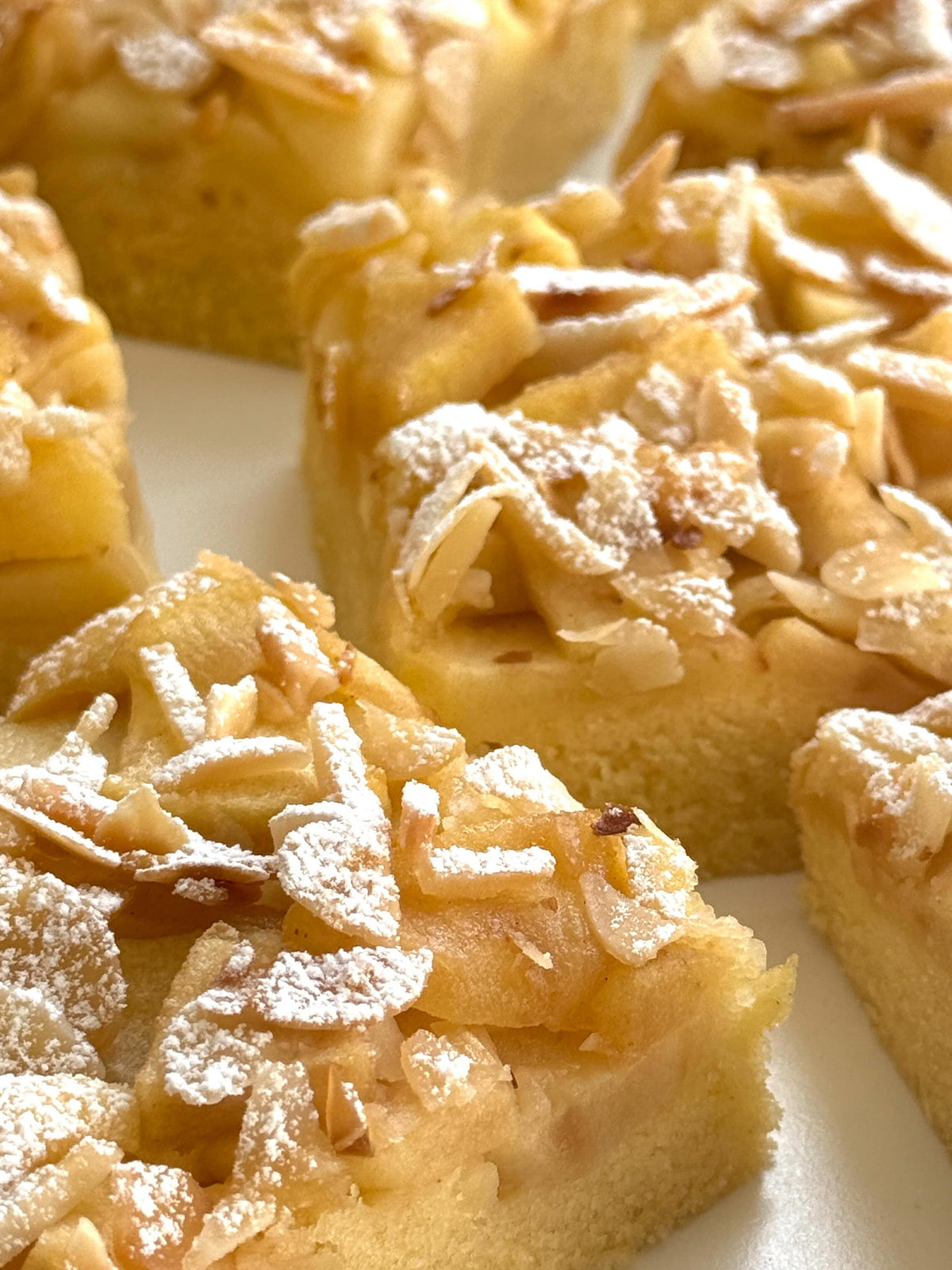 Apple Sheet Cake von Food with Style, fertig angerichtet