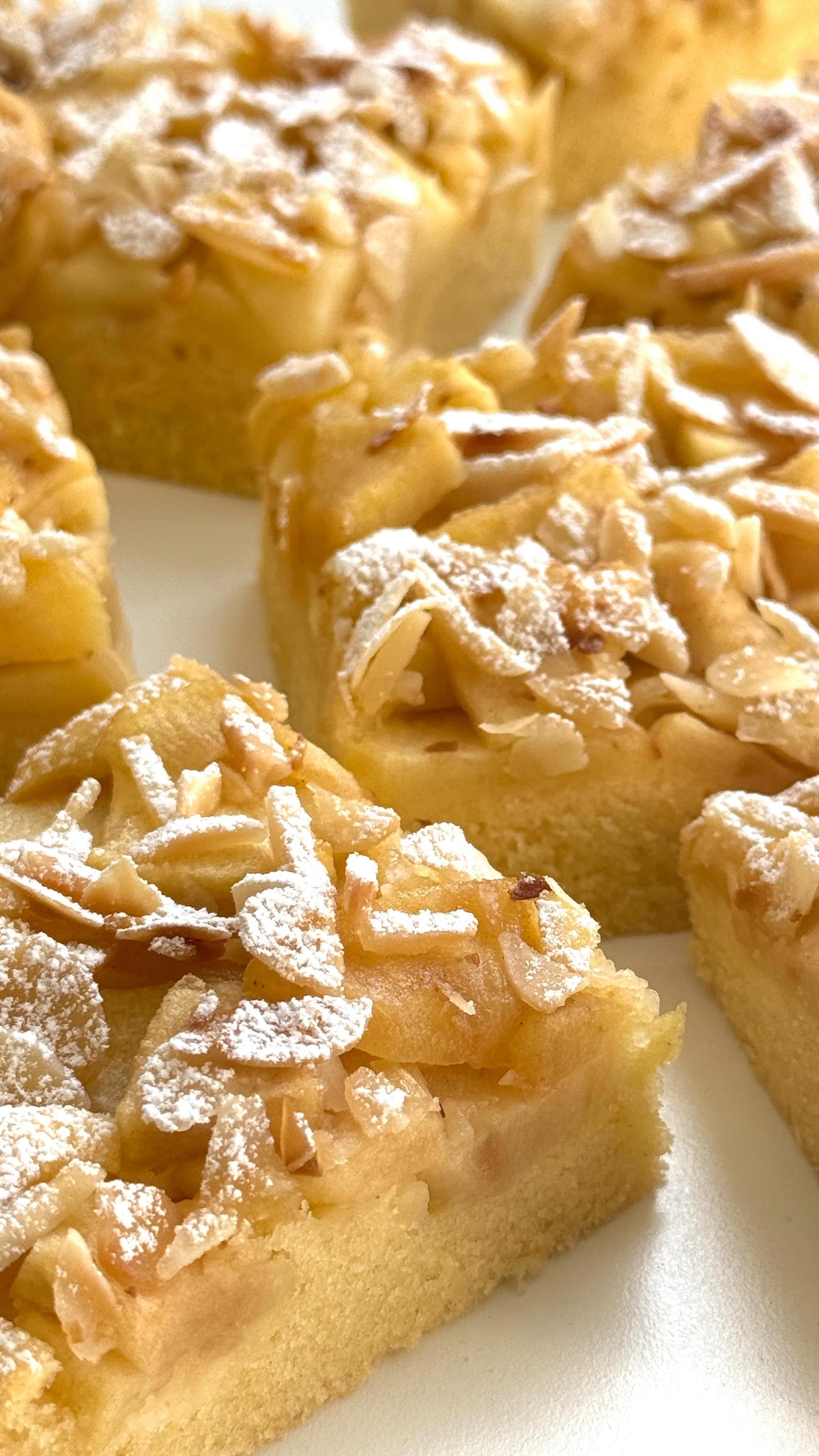 Delicious Apple Sheet Cake von Food with Style, fertig angerichtet