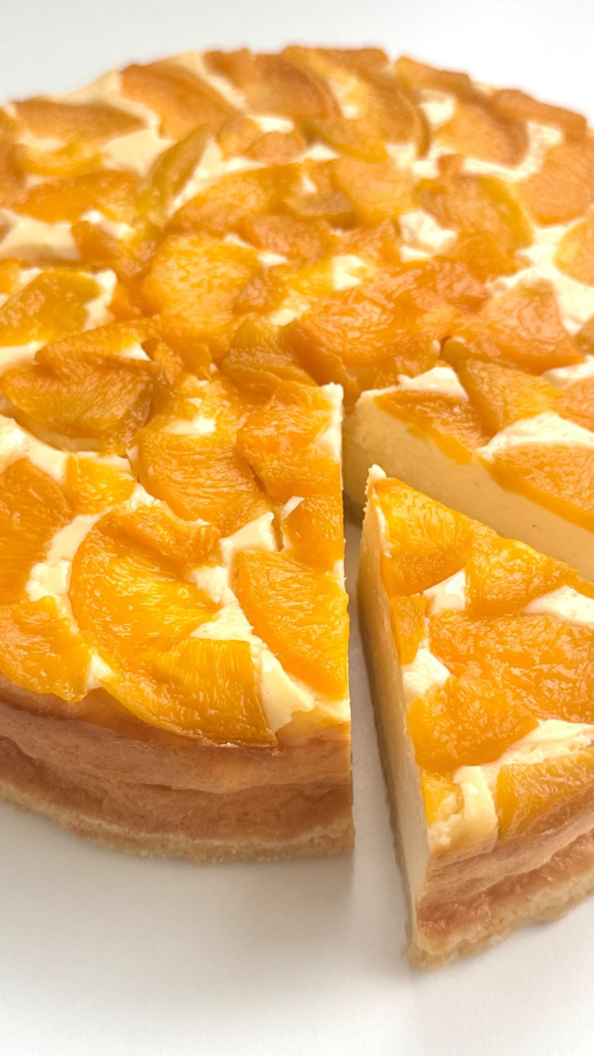 Delicious Apricot Cheesecake von Food with Style, fertig angerichtet
