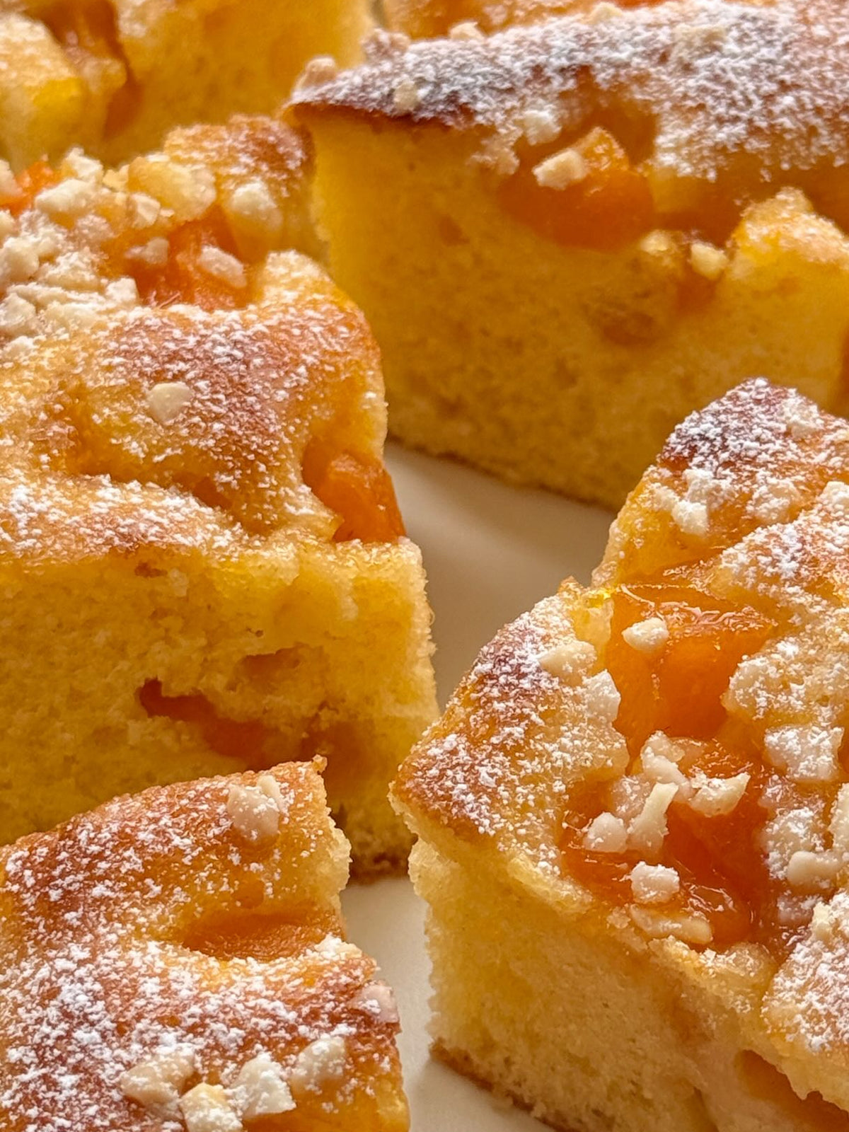 Apricot Yogurt Cake von Food with Style, fertig angerichtet