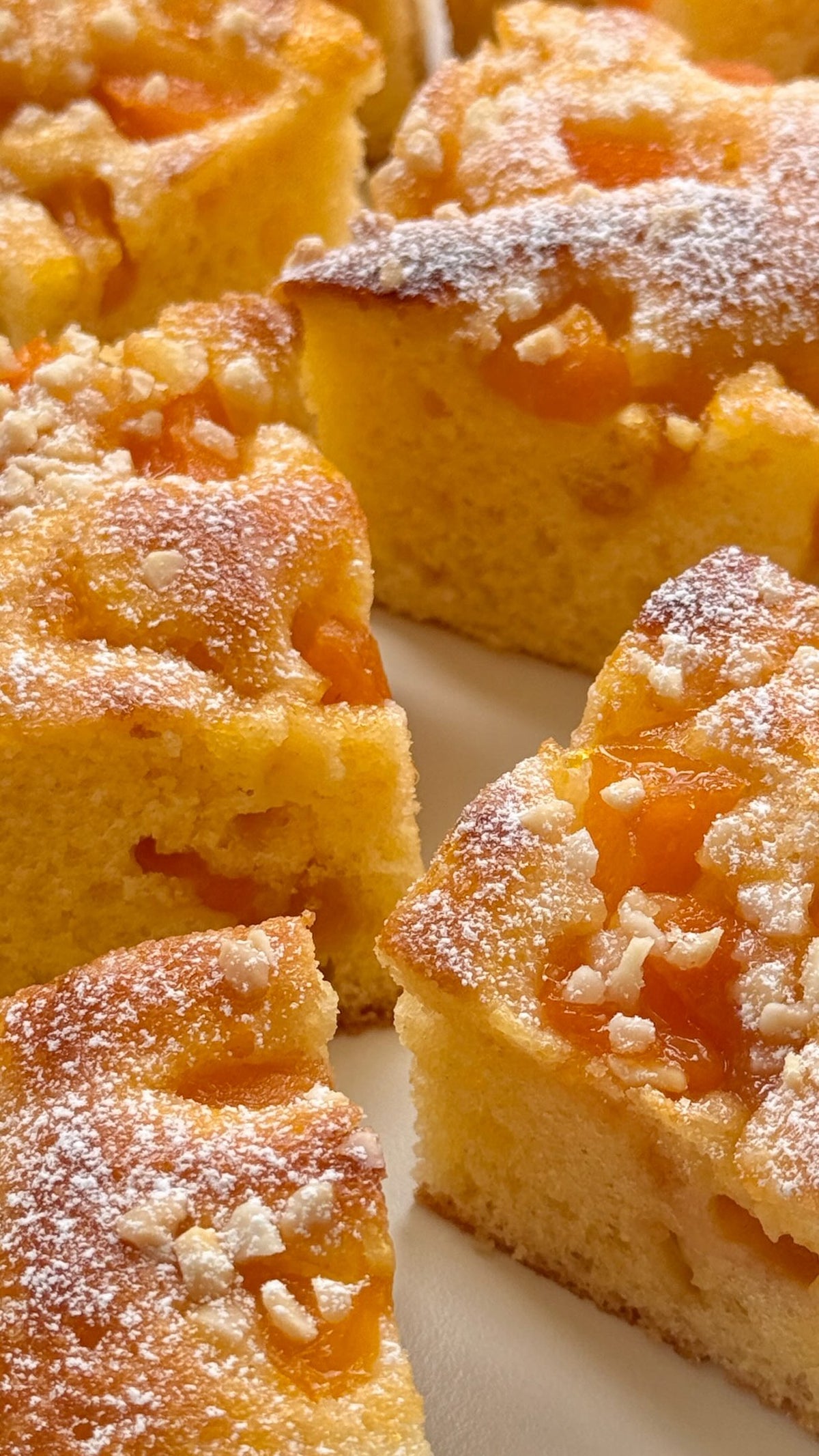 Apricot Yogurt Cake von Food with Style, fertig angerichtet