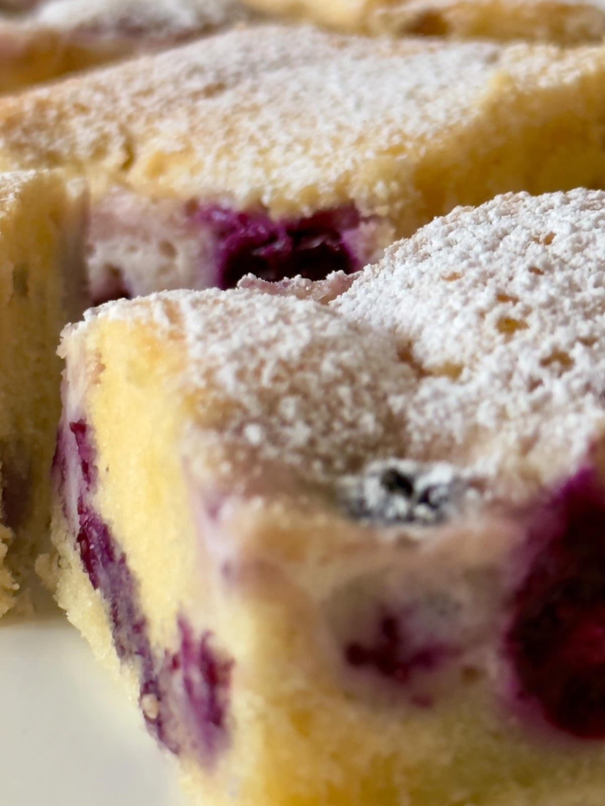 Blueberry Bars von Food with Style, fertig angerichtet