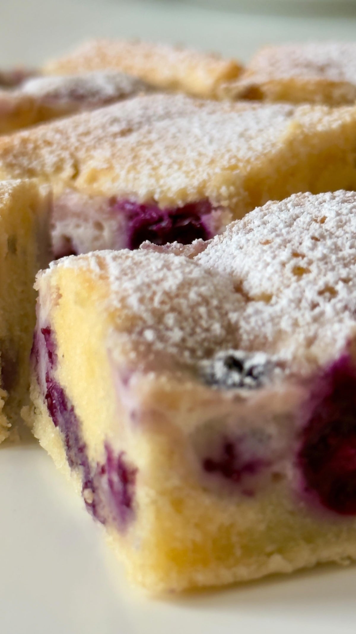 Delicious Blueberry Bars von Food with Style, fertig angerichtet