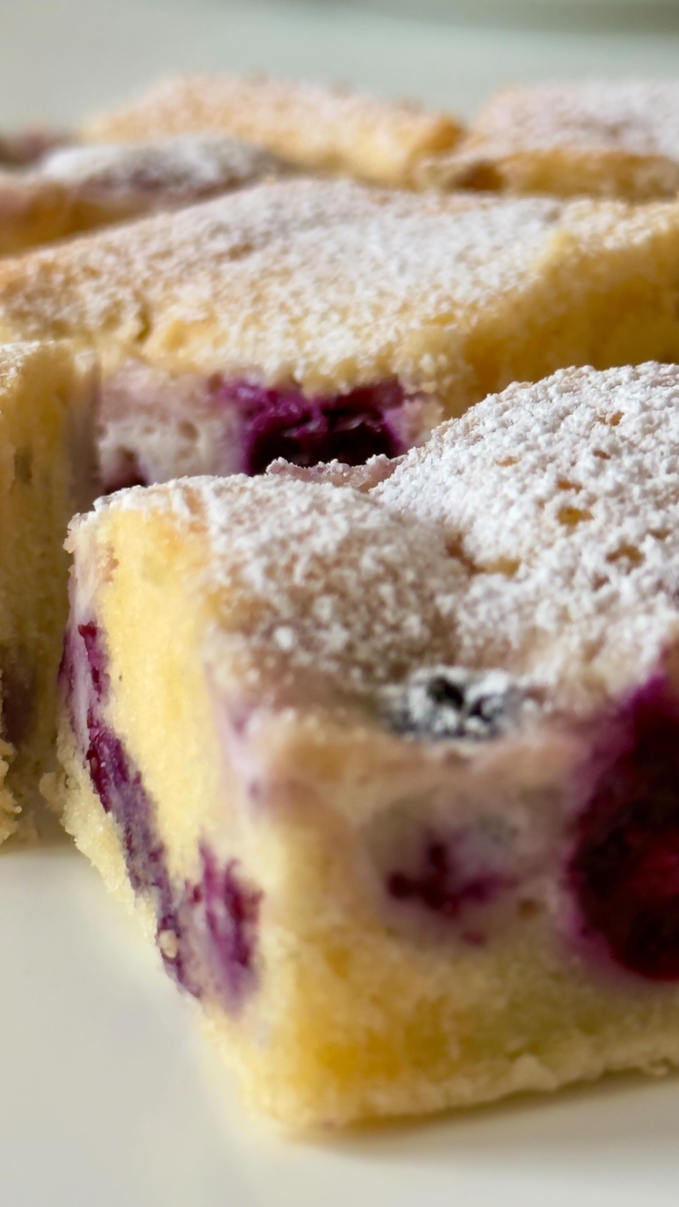 Delicious Blueberry Bars von Food with Style, fertig angerichtet