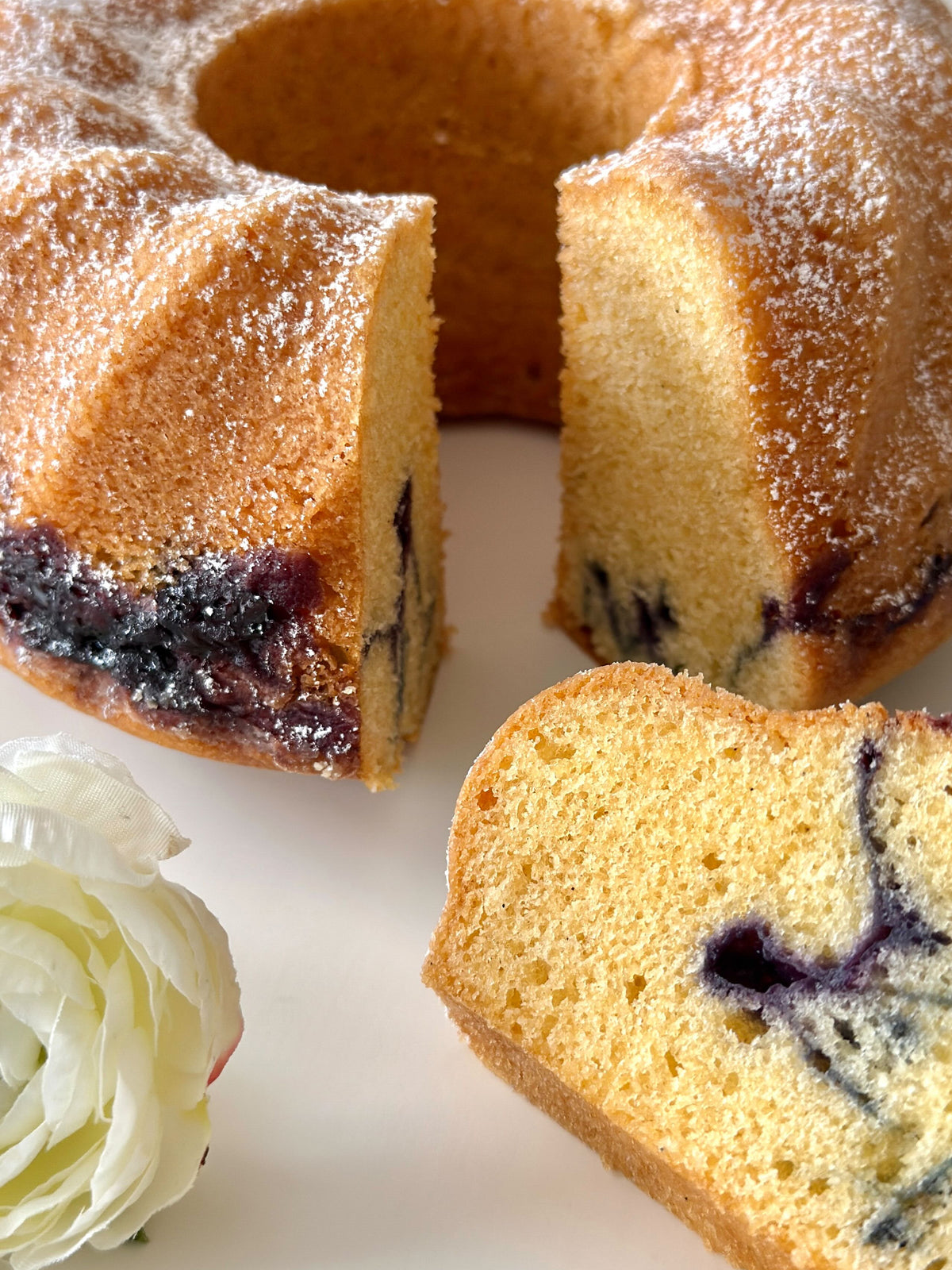 Blueberry Bundt Cake von Food with Style, fertig angerichtet