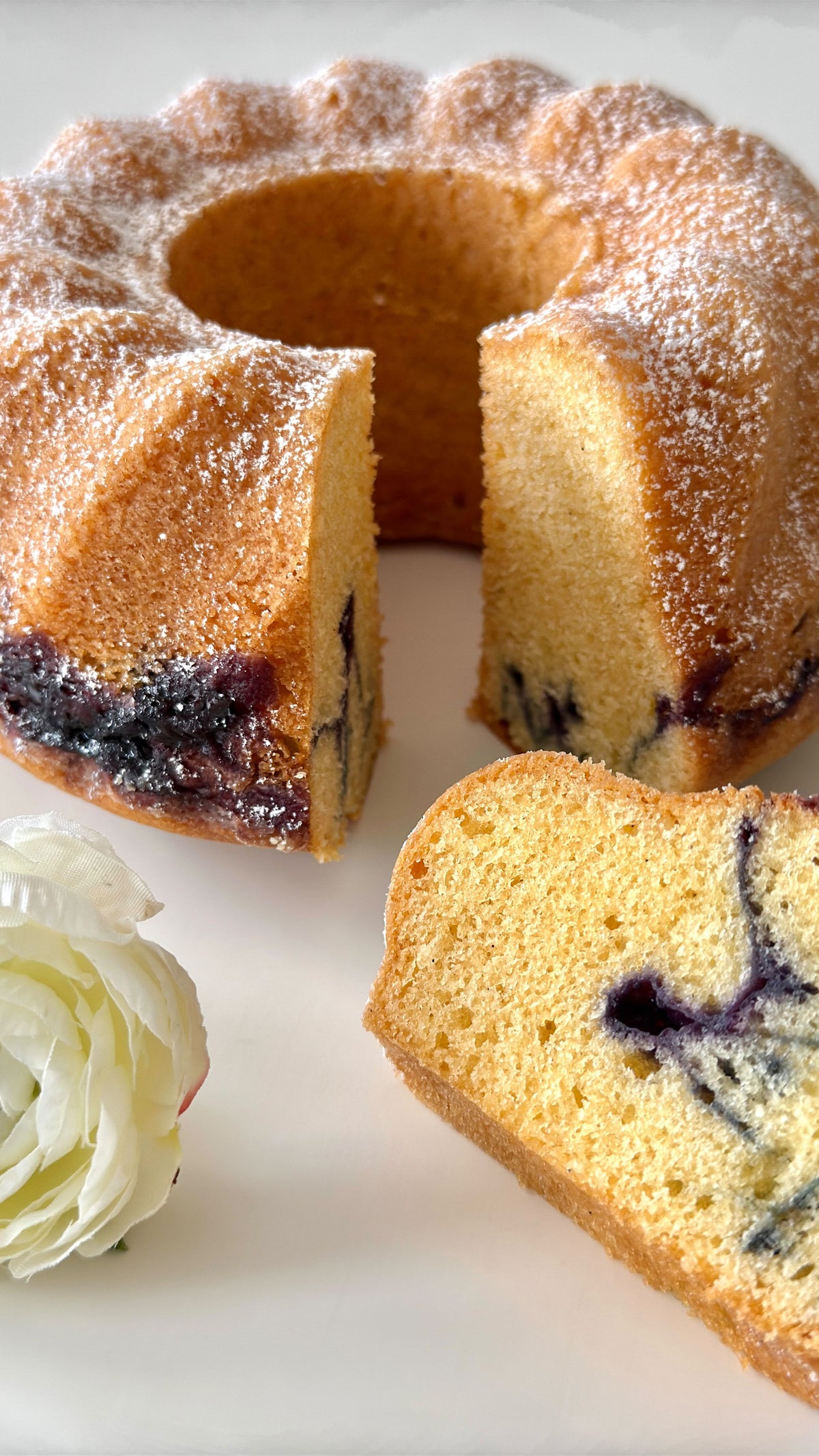 Blueberry Bundt Cake von Food with Style, fertig angerichtet