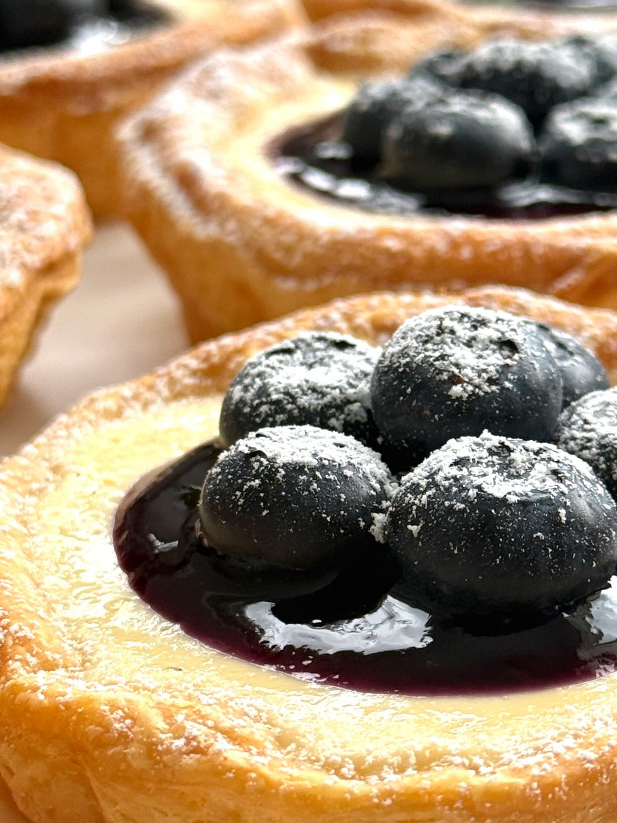Blueberry Jam Pastry von Food with Style, fertig angerichtet