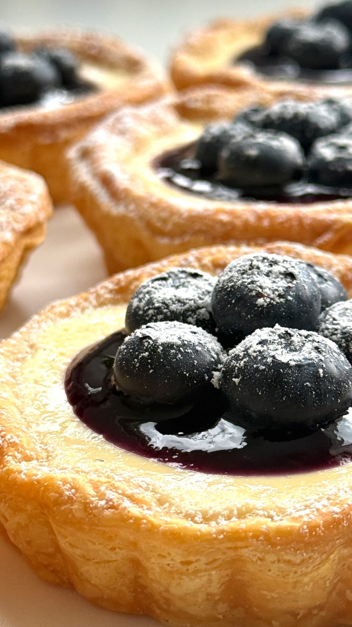 Delicious Blueberry Jam Pastry von Food with Style, fertig angerichtet