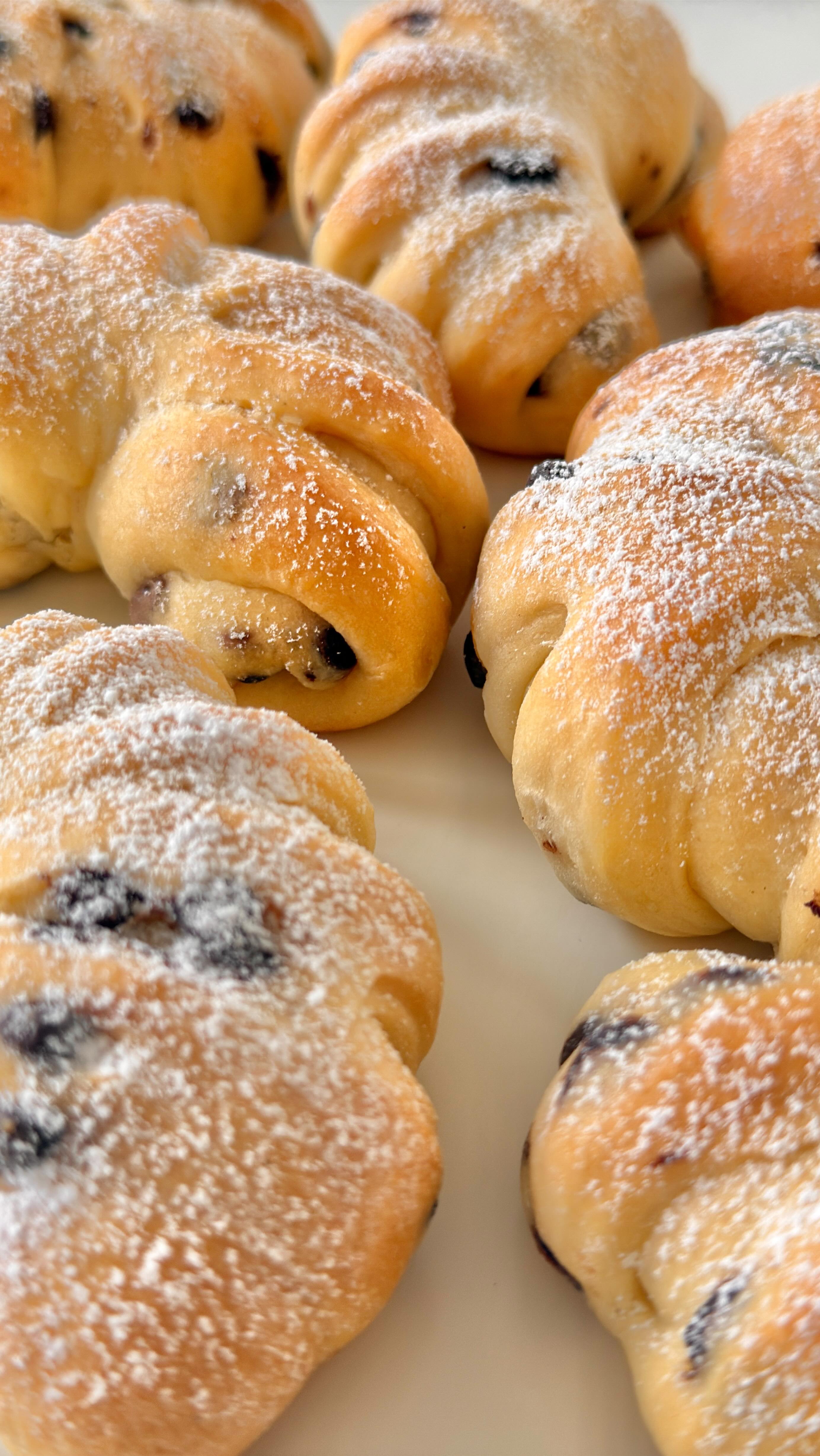 Delicious Chocolate Crescents von Food with Style, fertig angerichtet