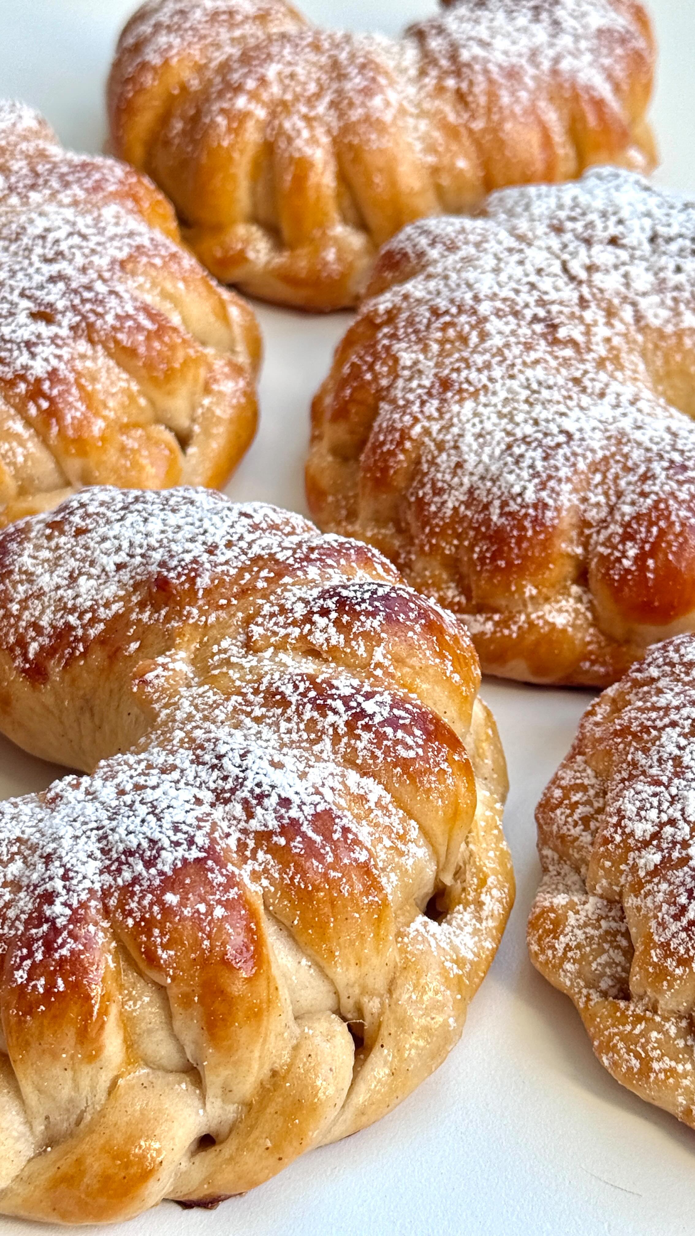 Delicious Cinnamon Brioche von Food with Style, fertig angerichtet