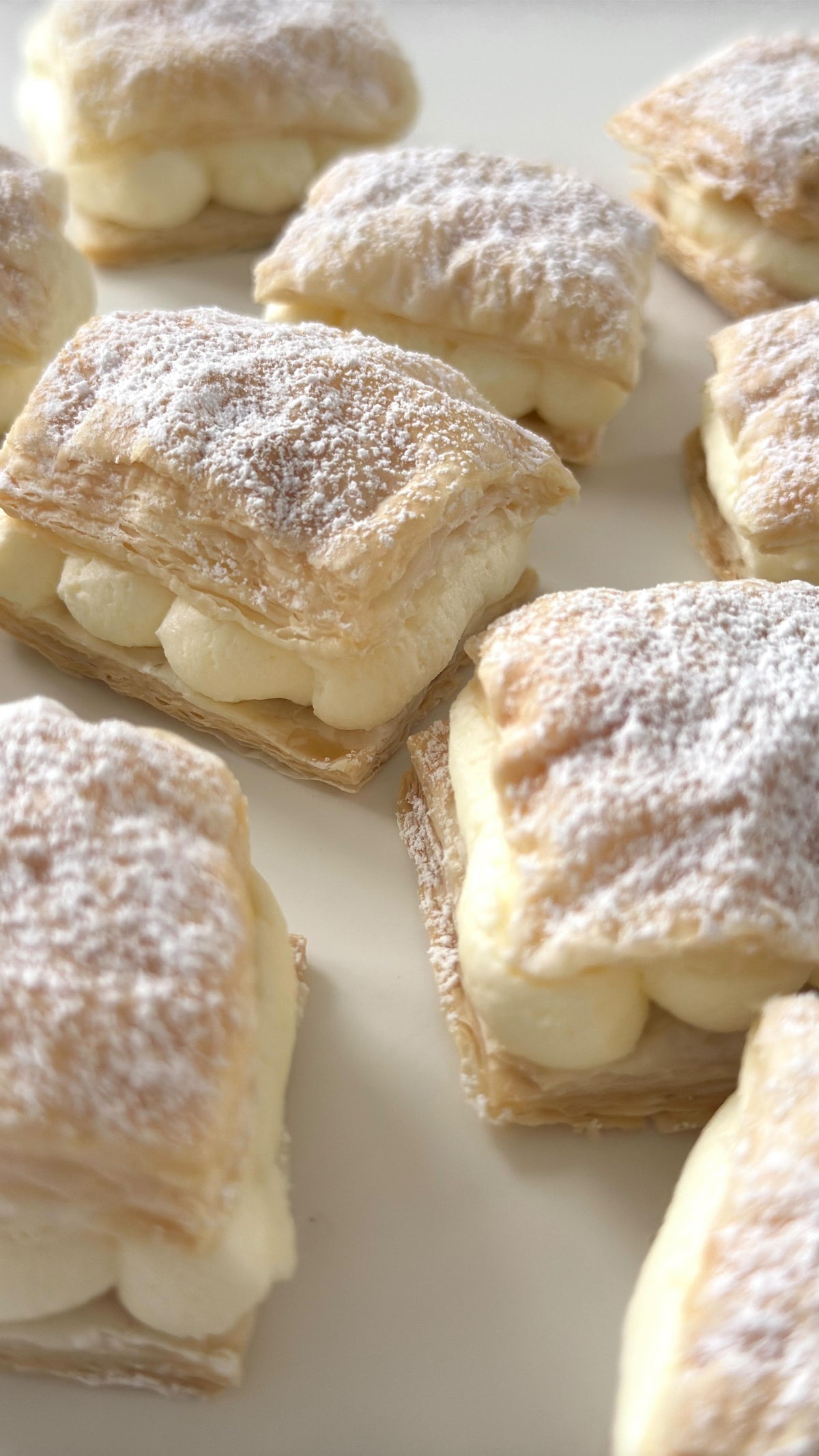 Cream Pastry Bites von Food with Style, fertig angerichtet