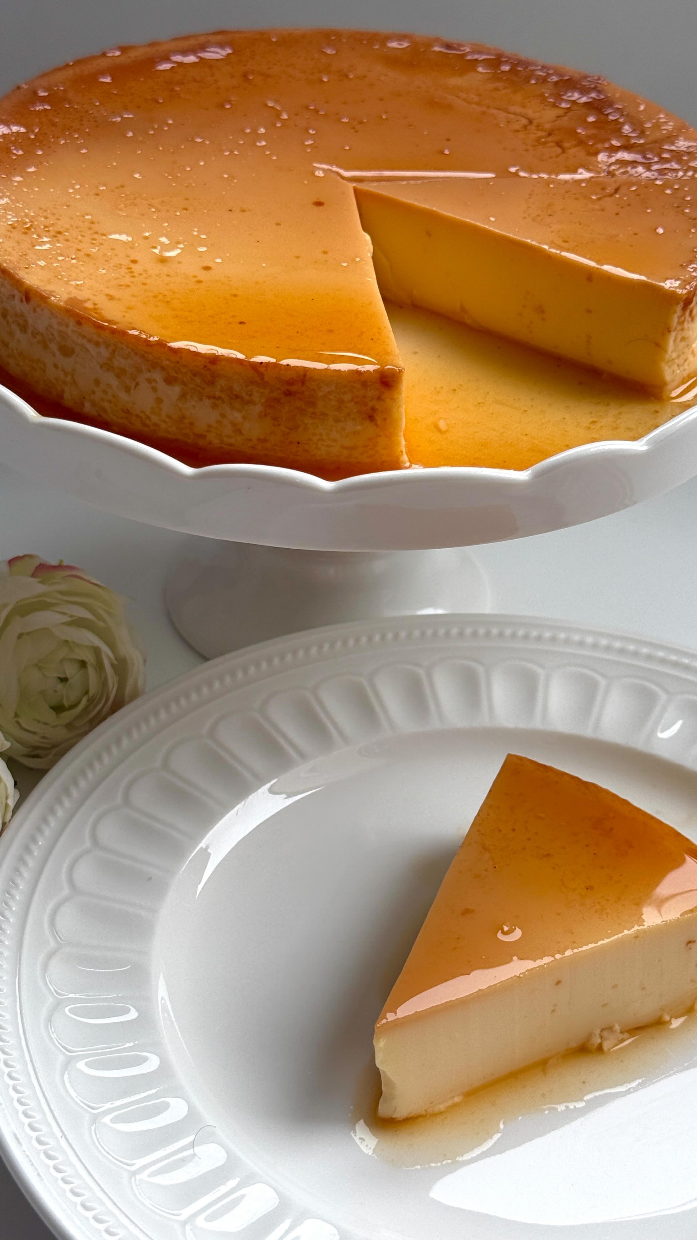 Delicious Crème Caramel von Food with Style, fertig angerichtet