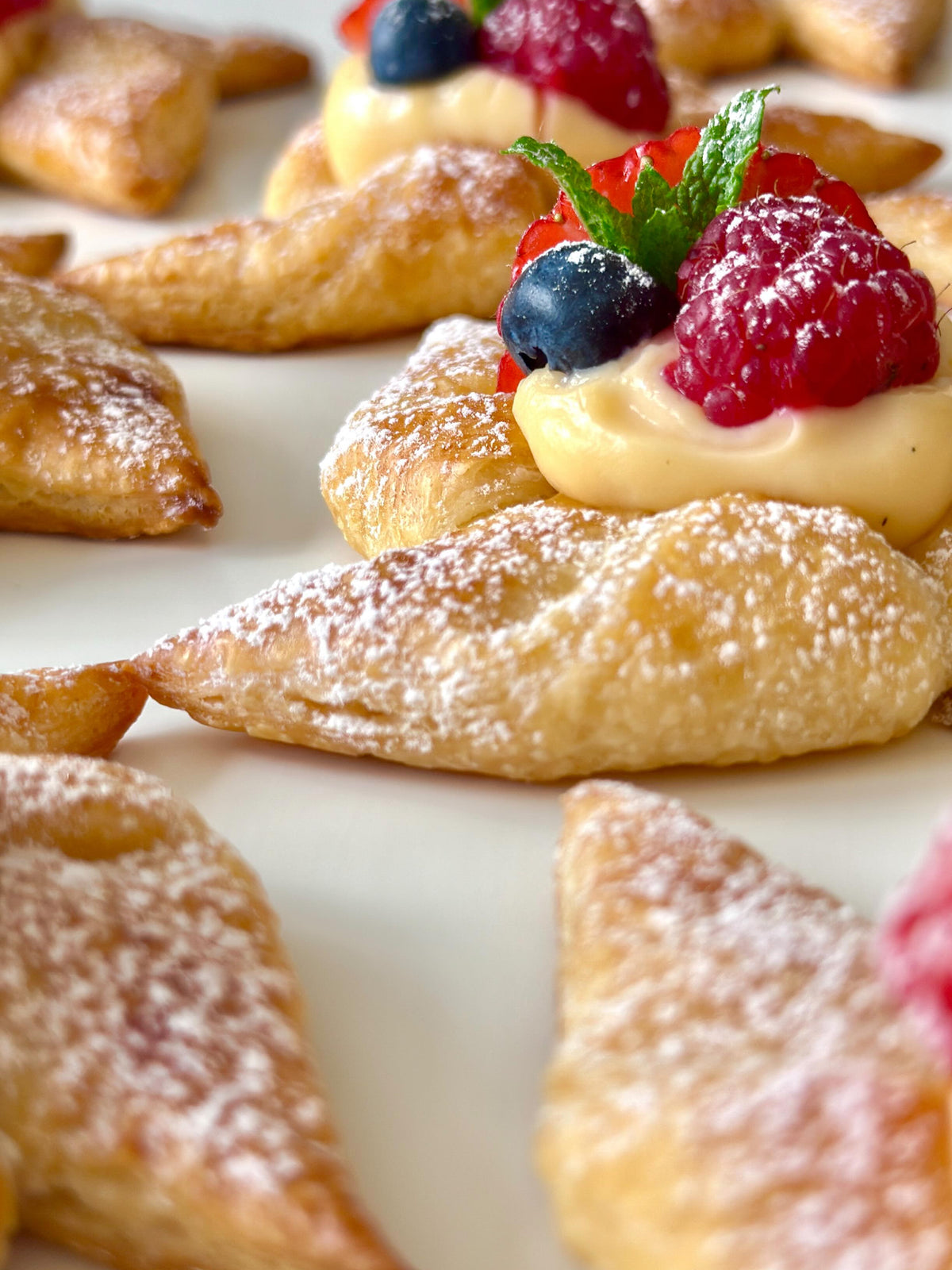 Custard Pastry Stars von Food with Style, fertig angerichtet