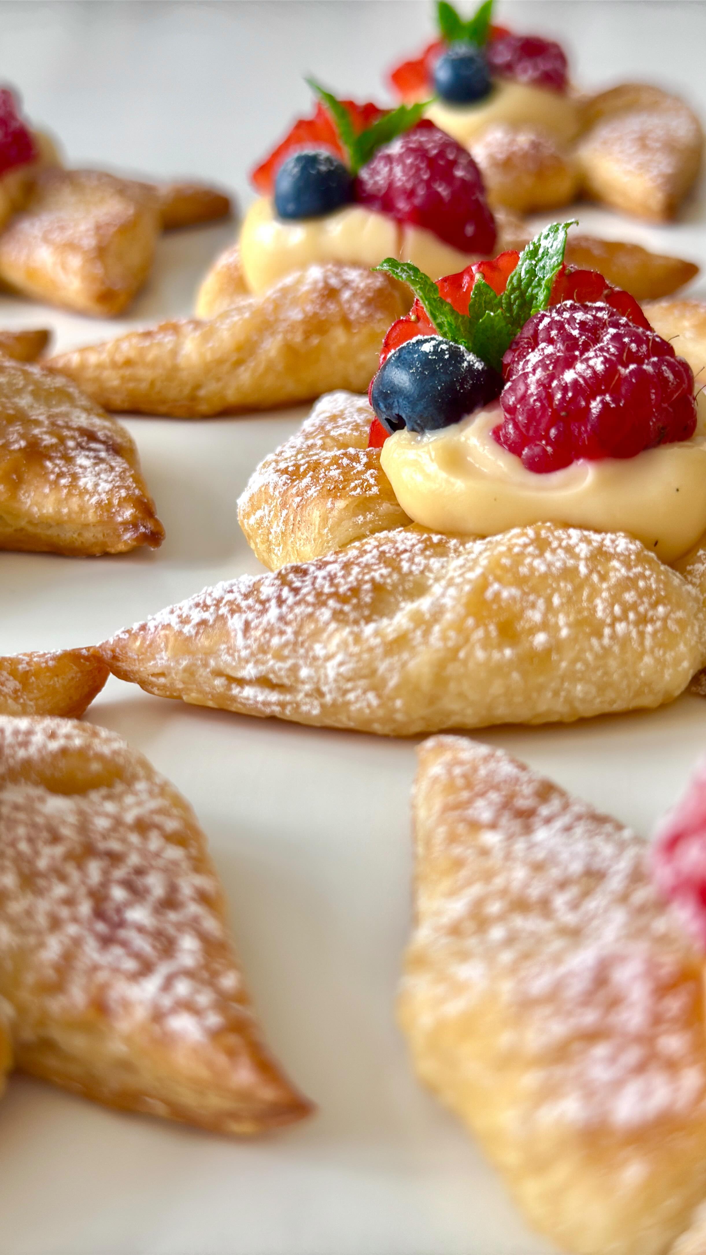 Delicious Custard Pastry Stars von Food with Style, fertig angerichtet