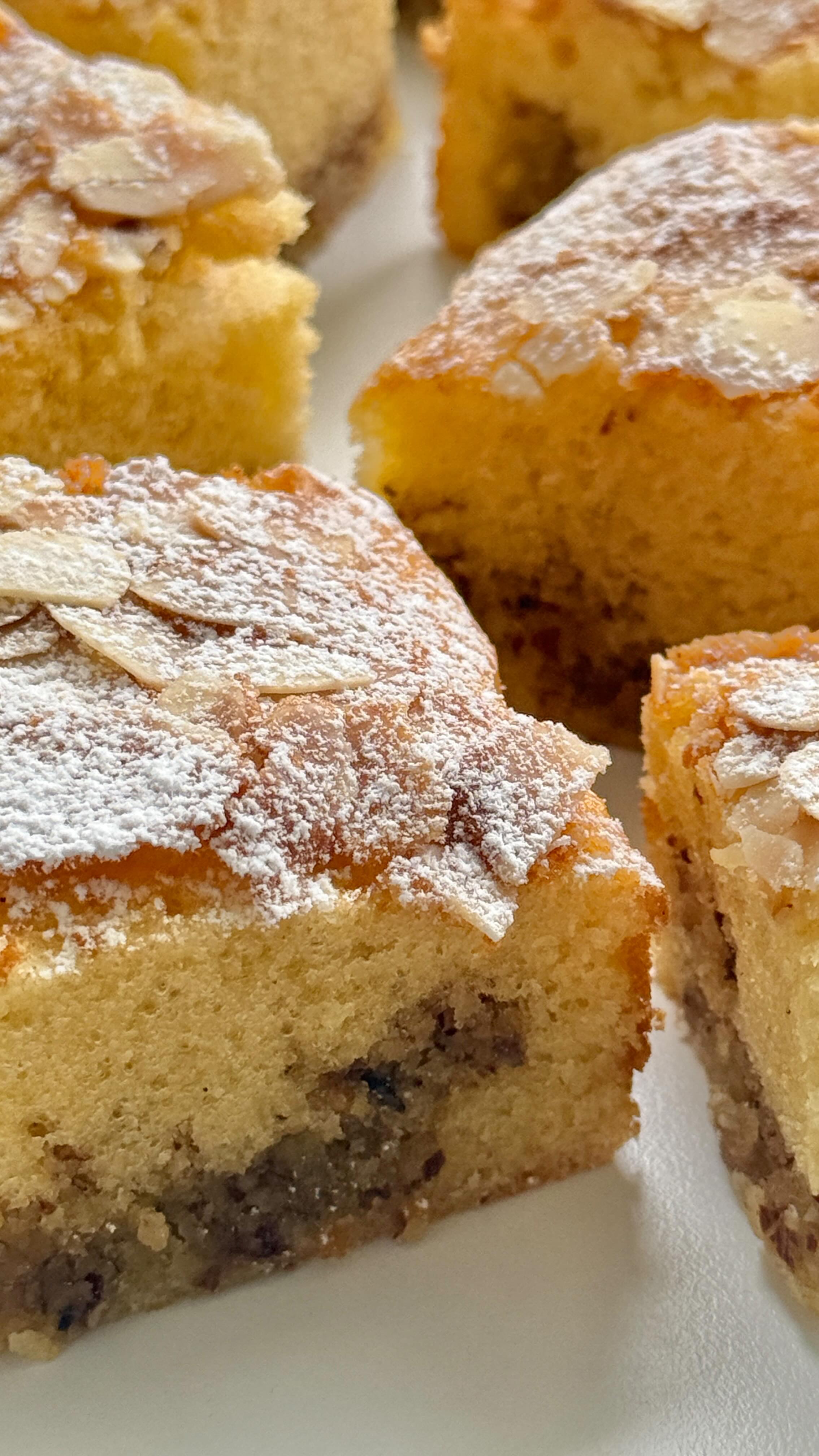 Frangipane Almond Cake von Food with Style, fertig angerichtet