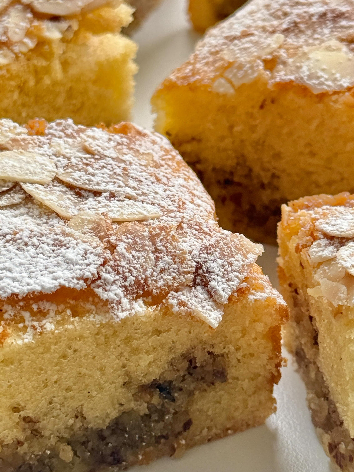 Frangipane Almond Cake von Food with Style, fertig angerichtet