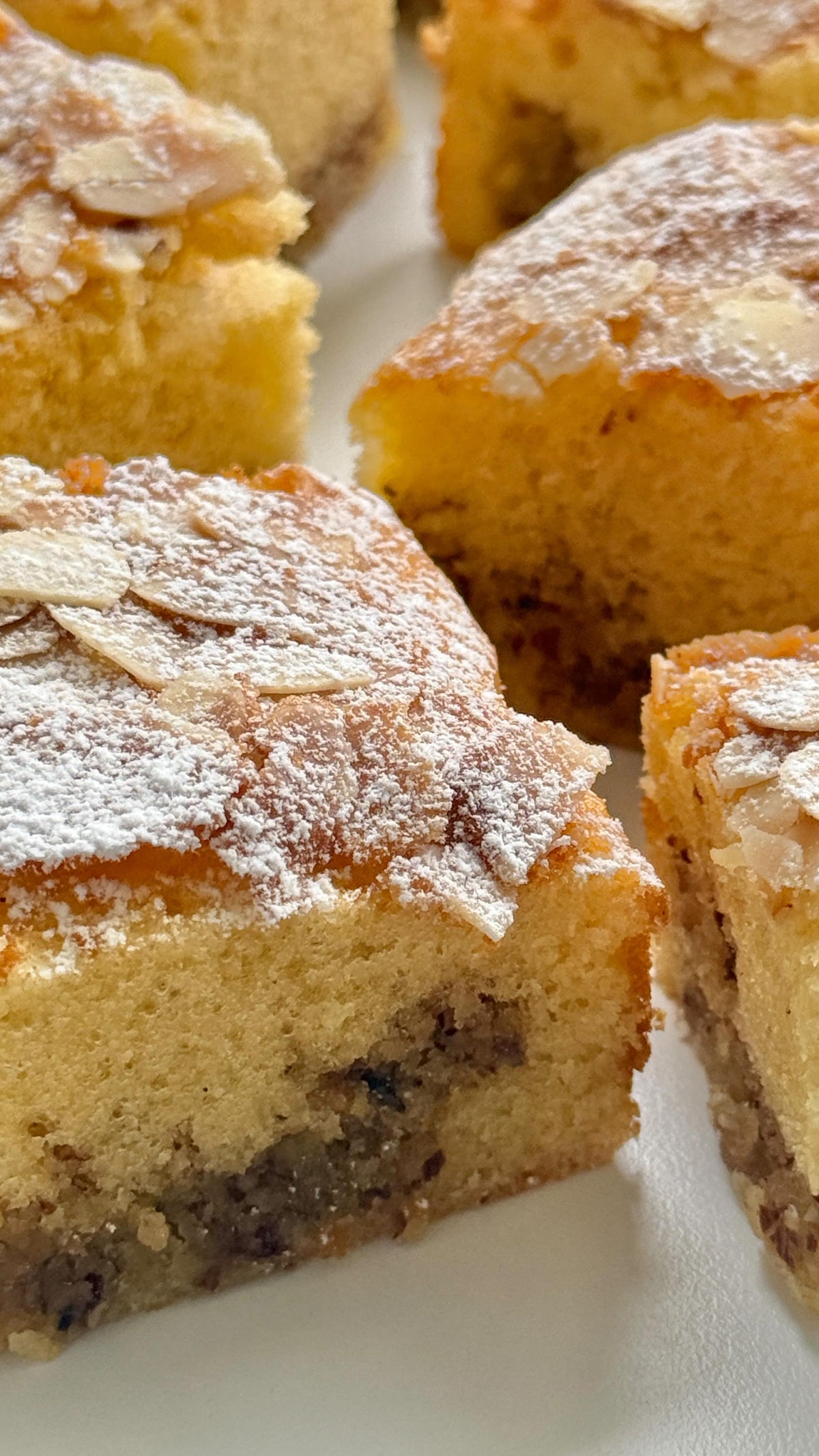 Delicious Frangipane Almond Cake von Food with Style, fertig angerichtet