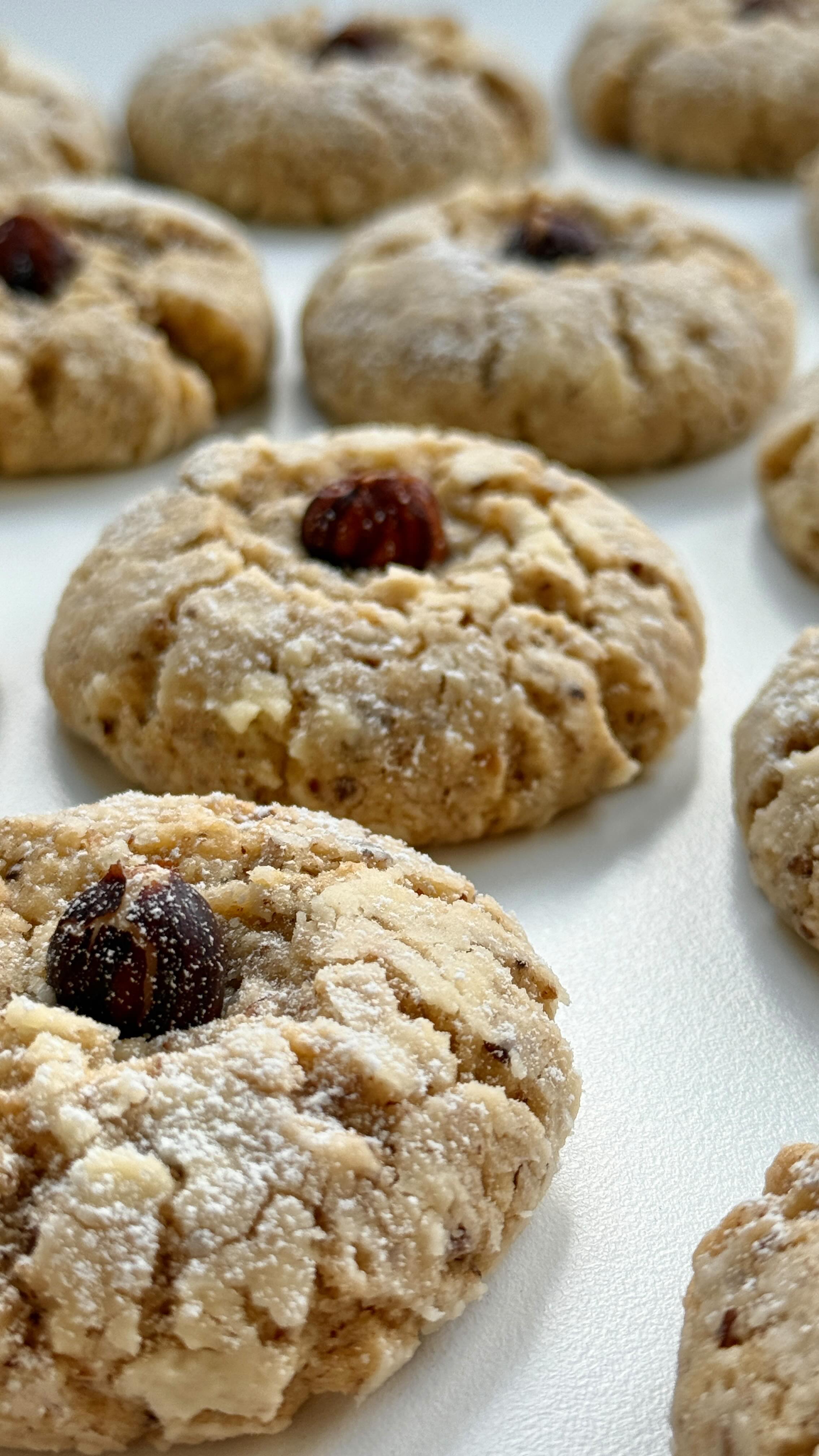 Delicious Hazelnut Cookies von Food with Style, fertig angerichtet