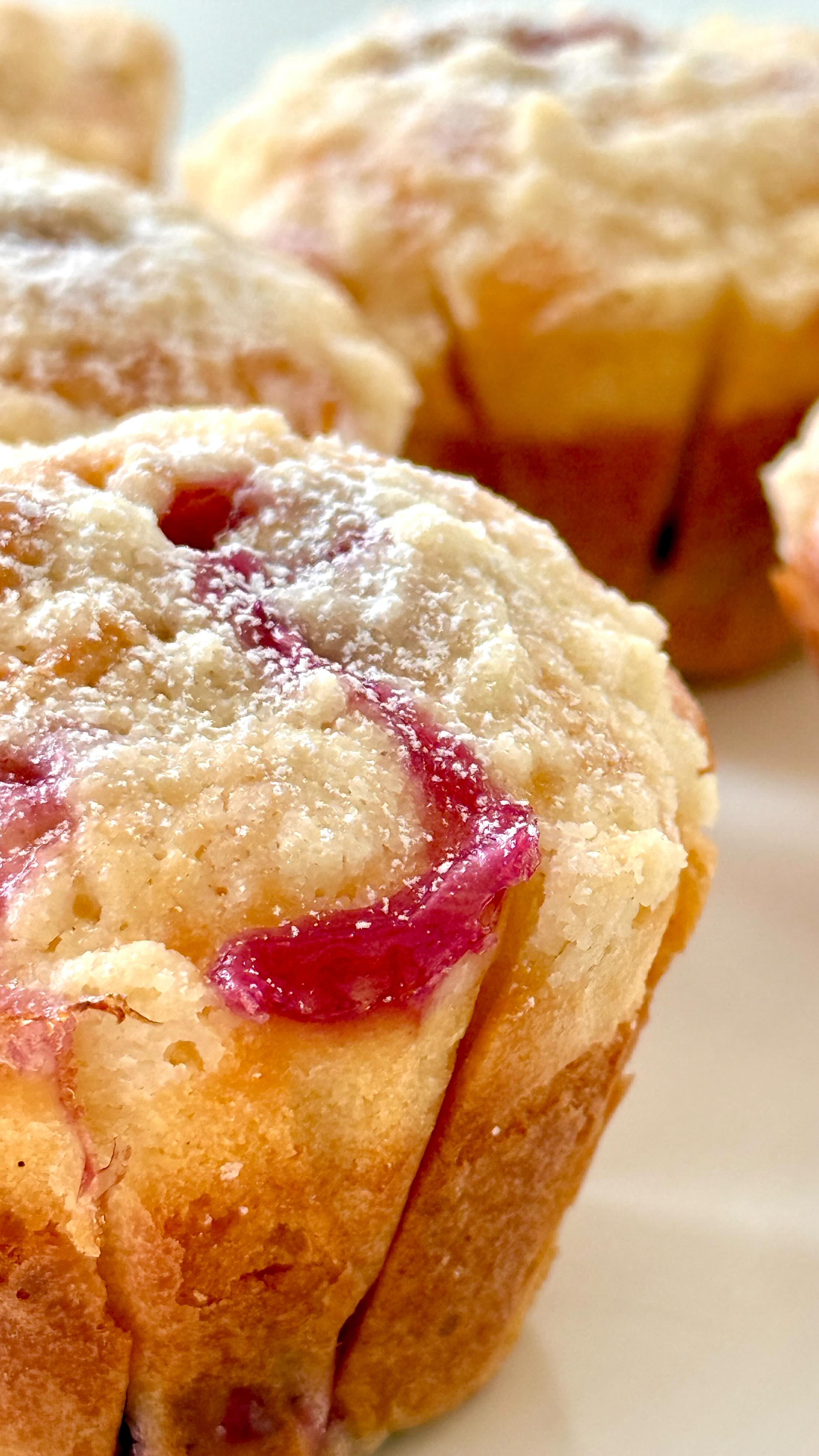 Lemon Raspberry Muffins von Food with Style, fertig angerichtet