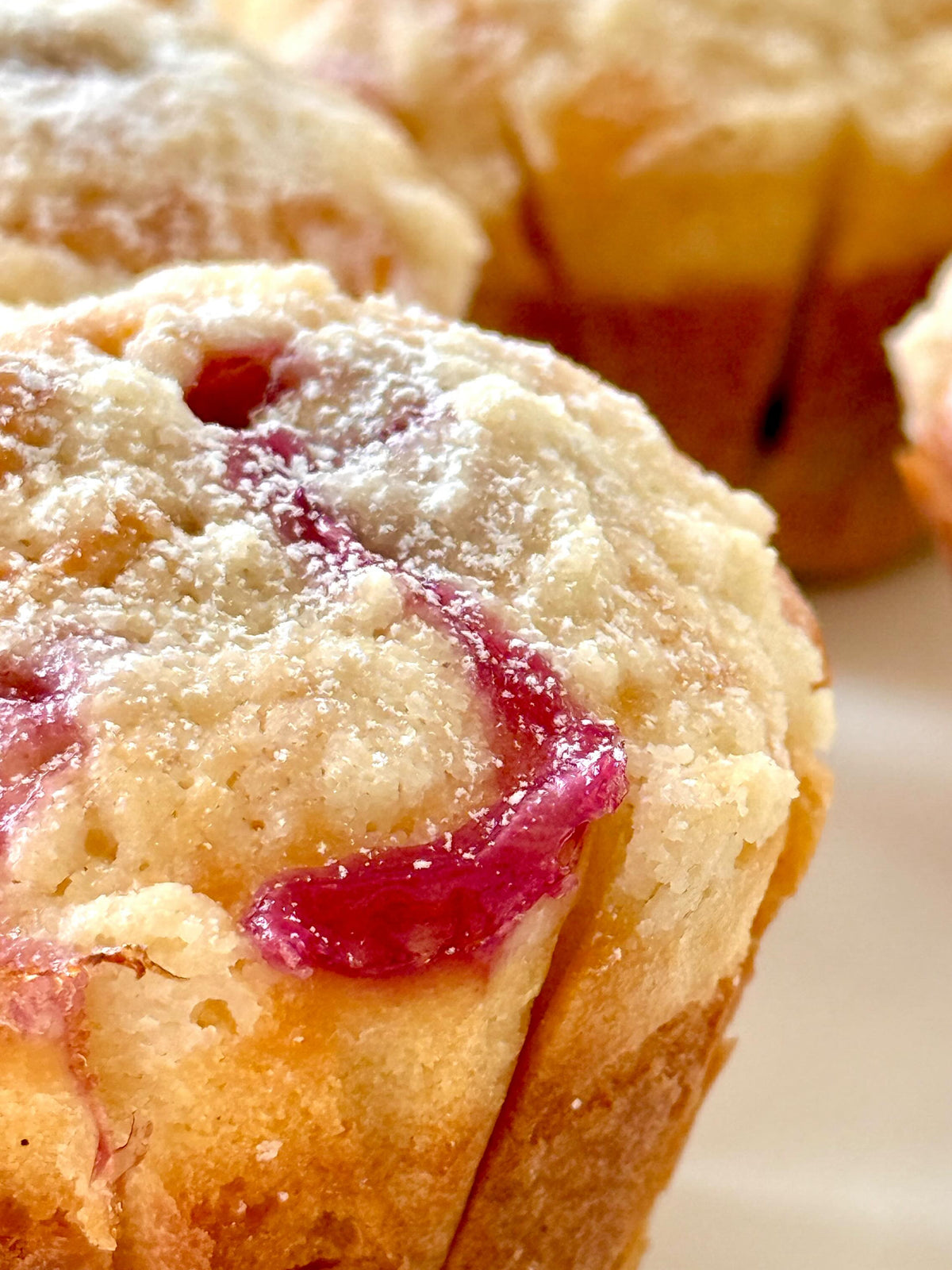 Lemon Raspberry Muffins von Food with Style, fertig angerichtet