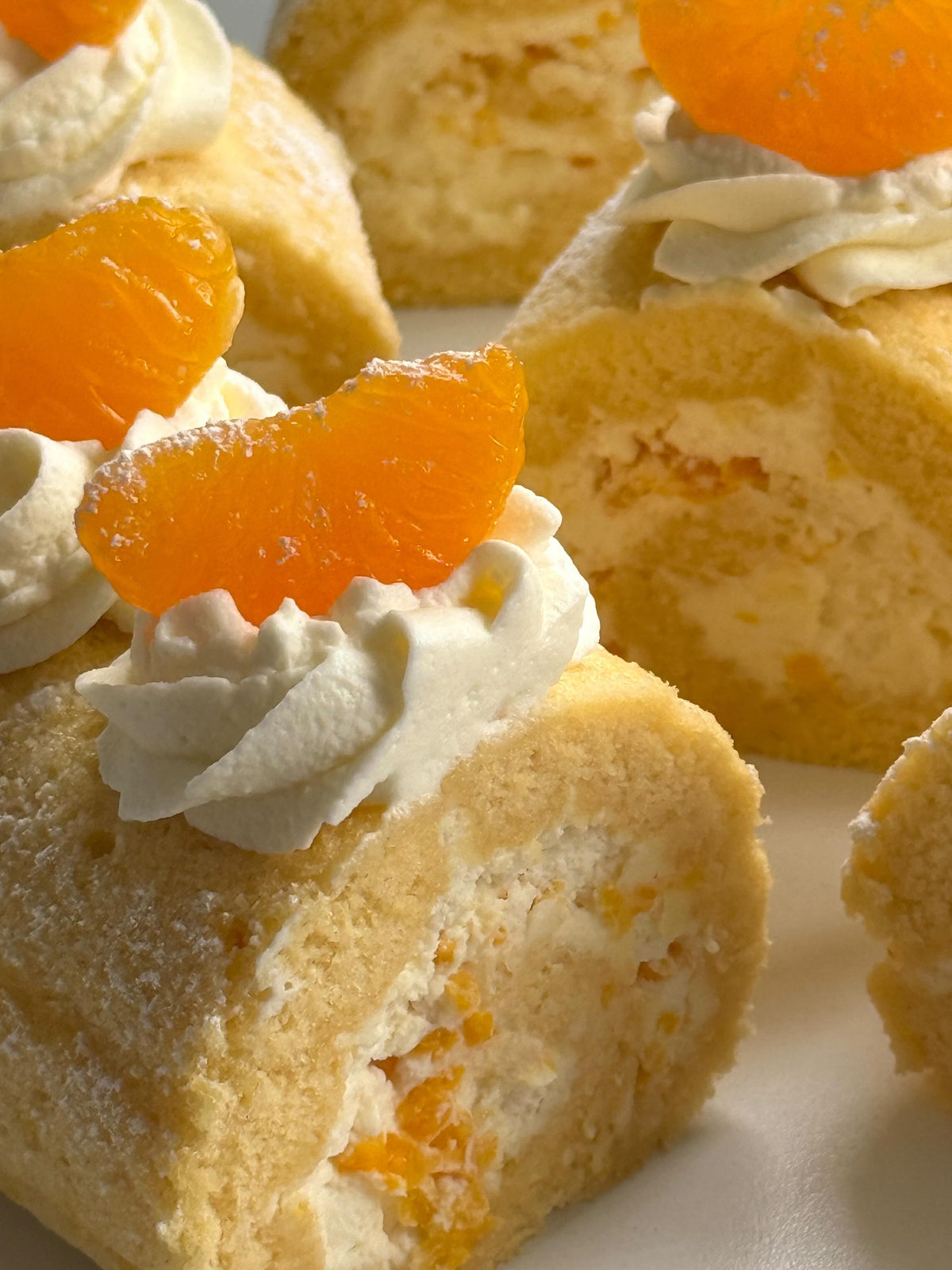 Mandarin Swiss Roll von Food with Style, fertig angerichtet