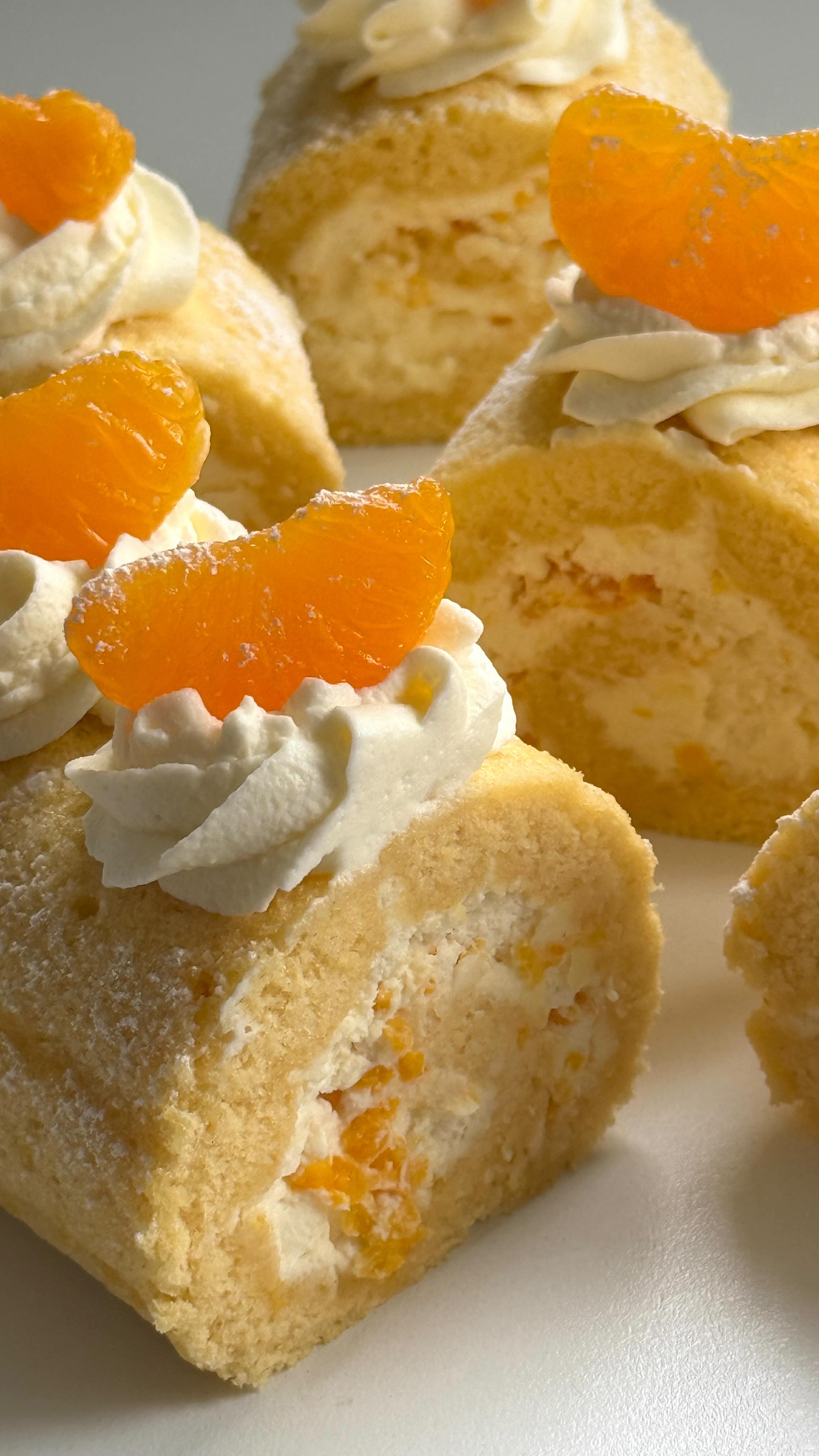 Delicious Mandarin Swiss Roll von Food with Style, fertig angerichtet