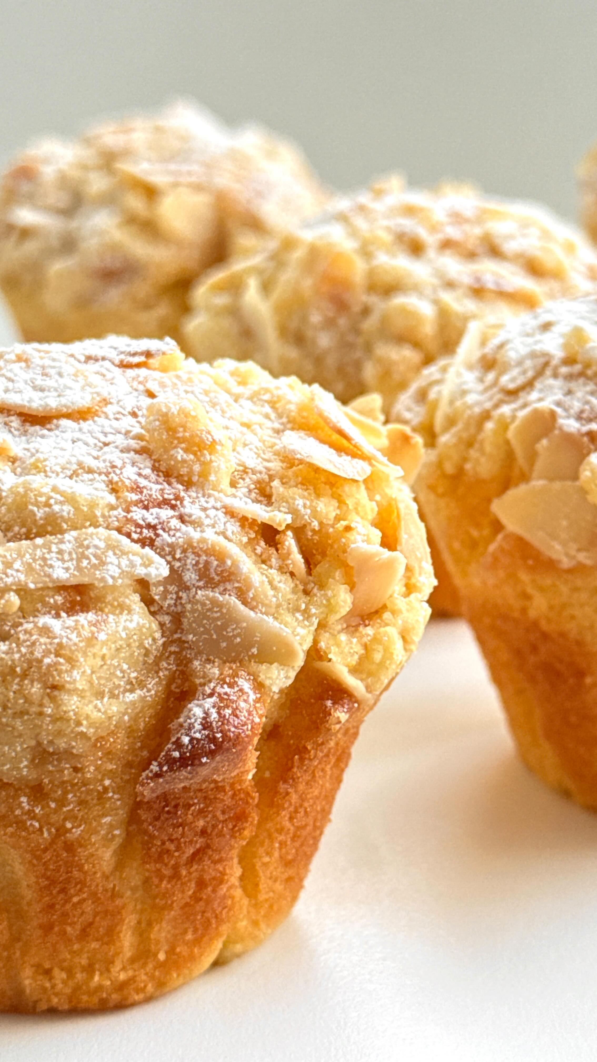 Delicious Orange Crumble Muffins von Food with Style, fertig angerichtet