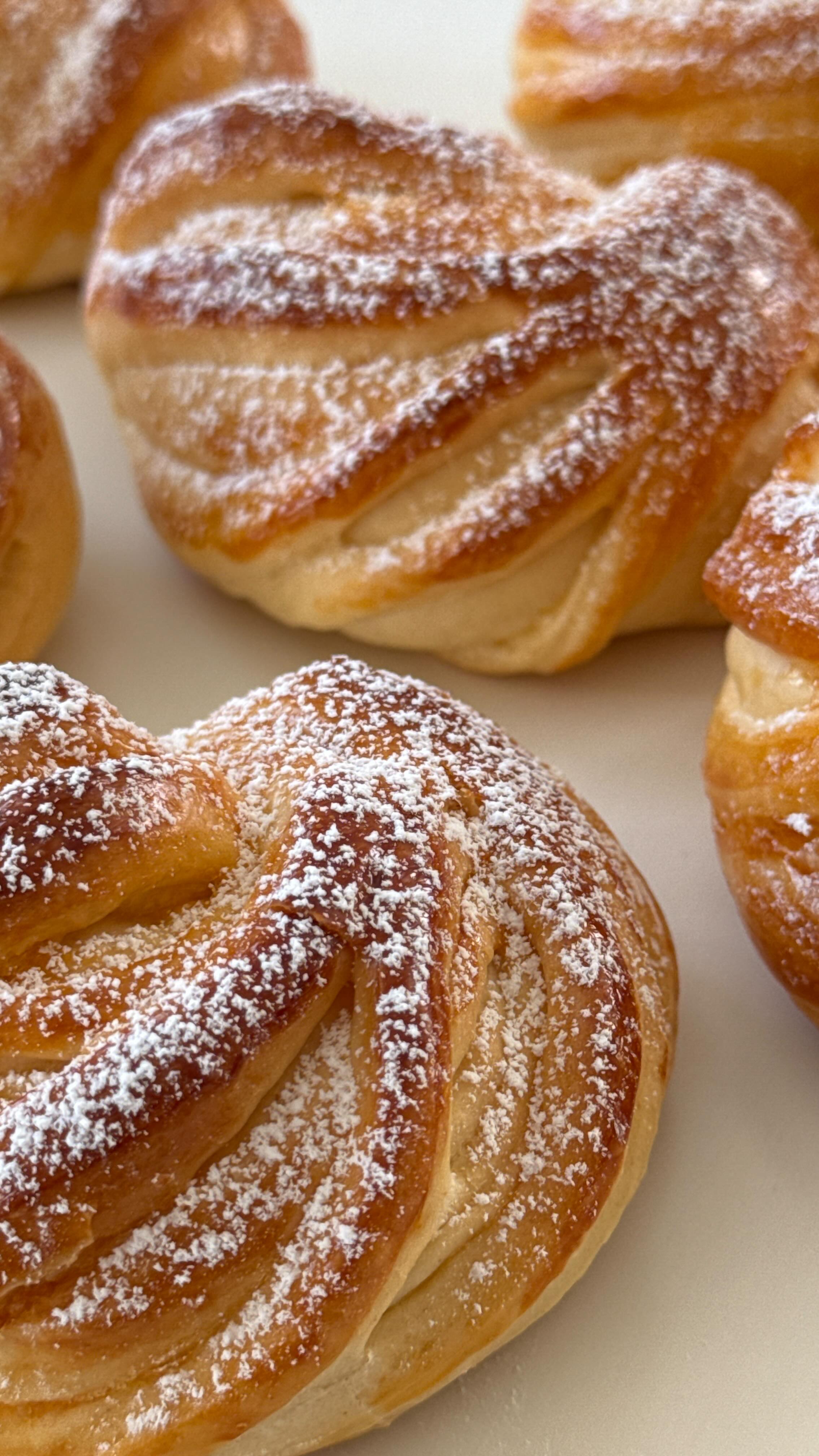 Vanilla Cream Buns von Food with Style, fertig angerichtet
