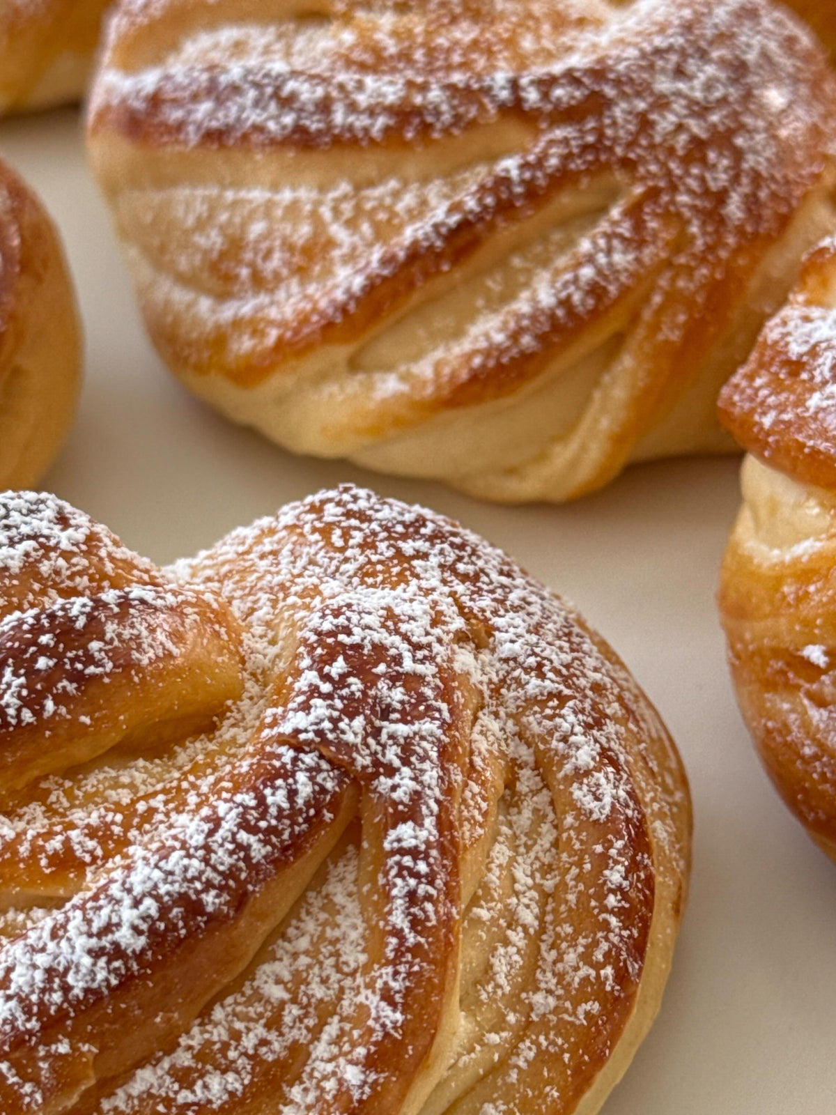 Vanilla Cream Buns von Food with Style, fertig angerichtet