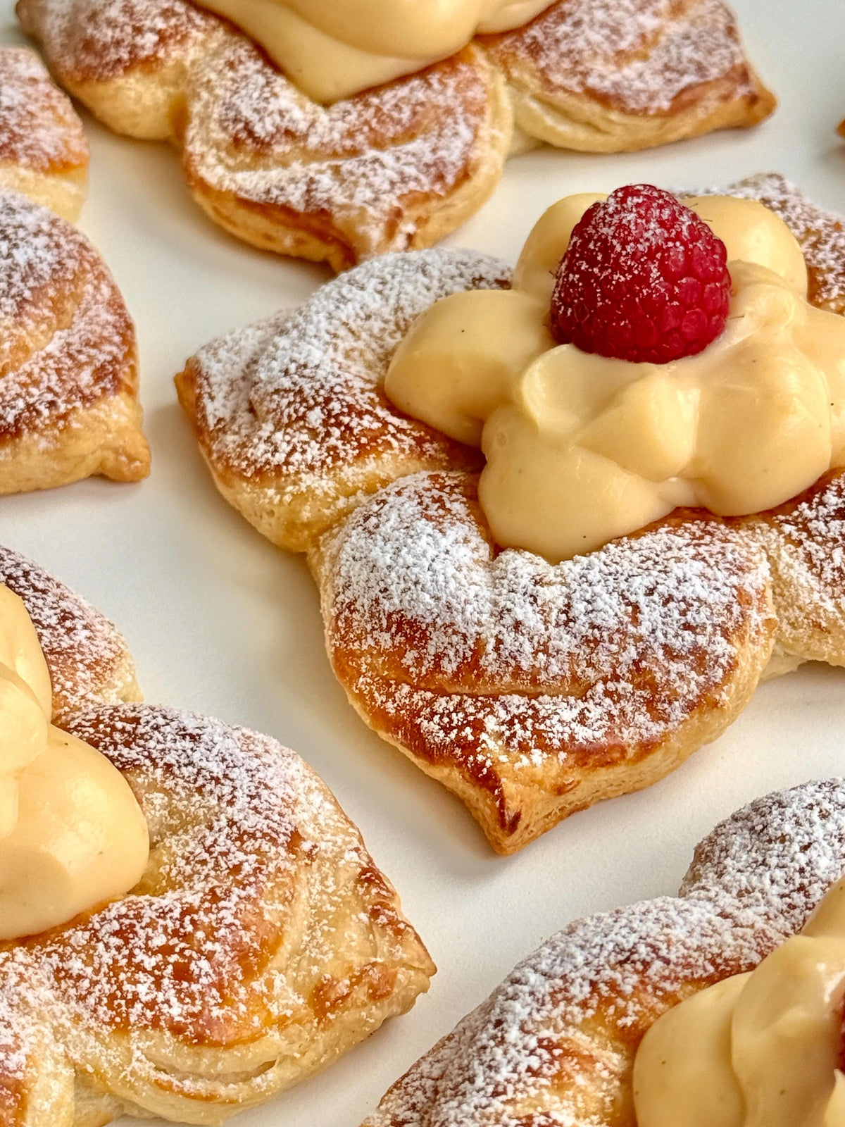 Vanilla Pastry Flowers von Food with Style, fertig angerichtet