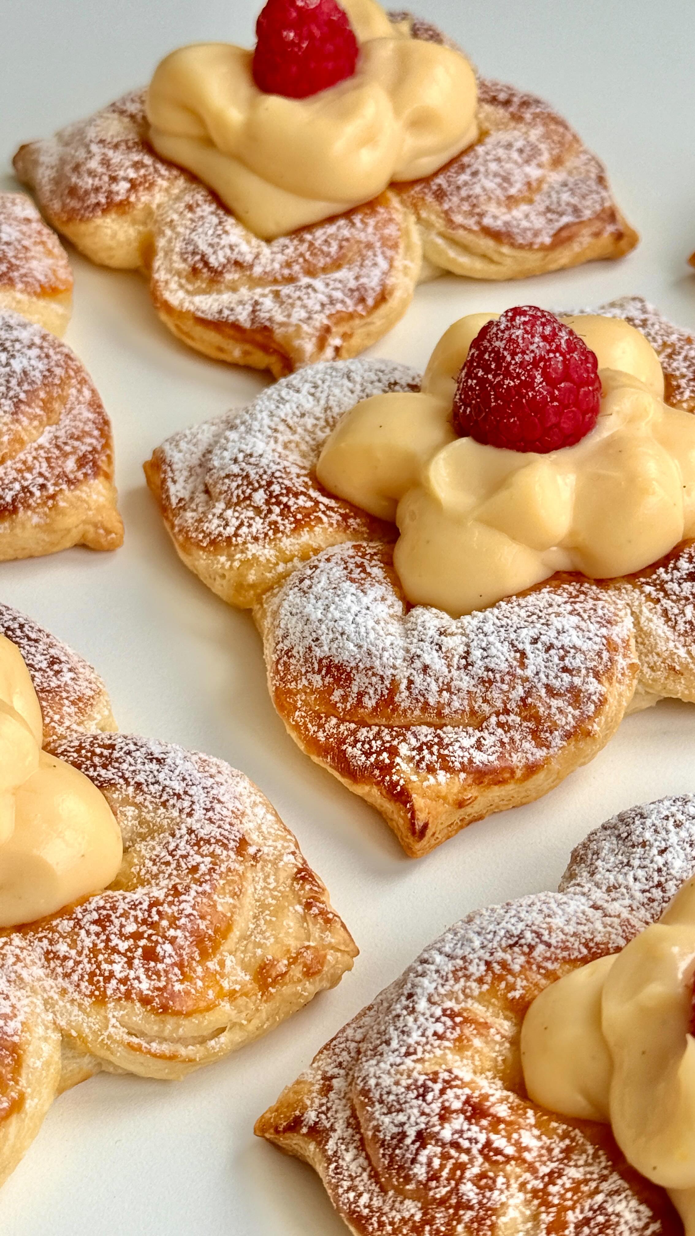Delicious Vanilla Pastry Flowers von Food with Style, fertig angerichtet