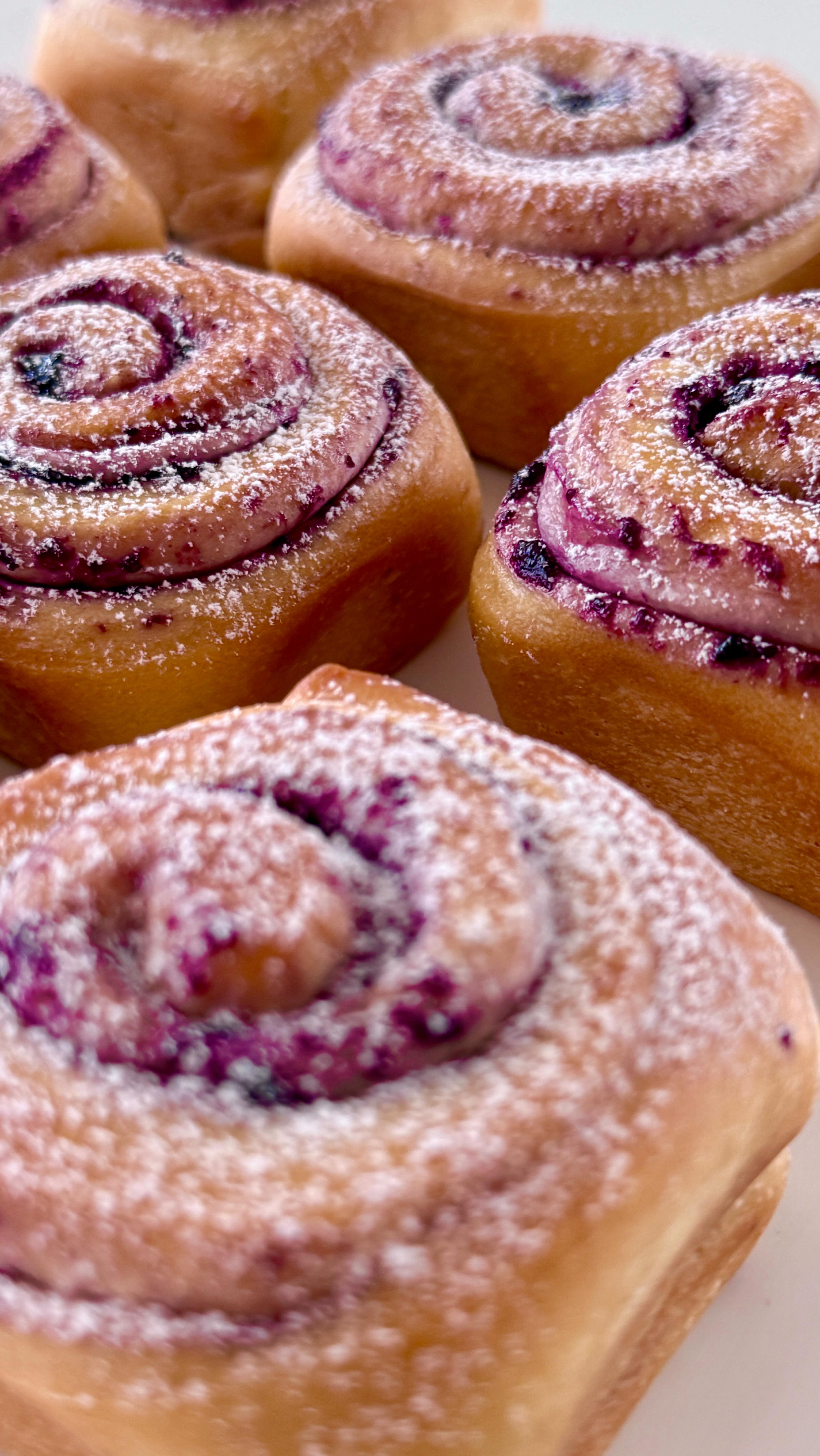 Fluffy Blueberry Rolls von Food with Style, fertig angerichtet