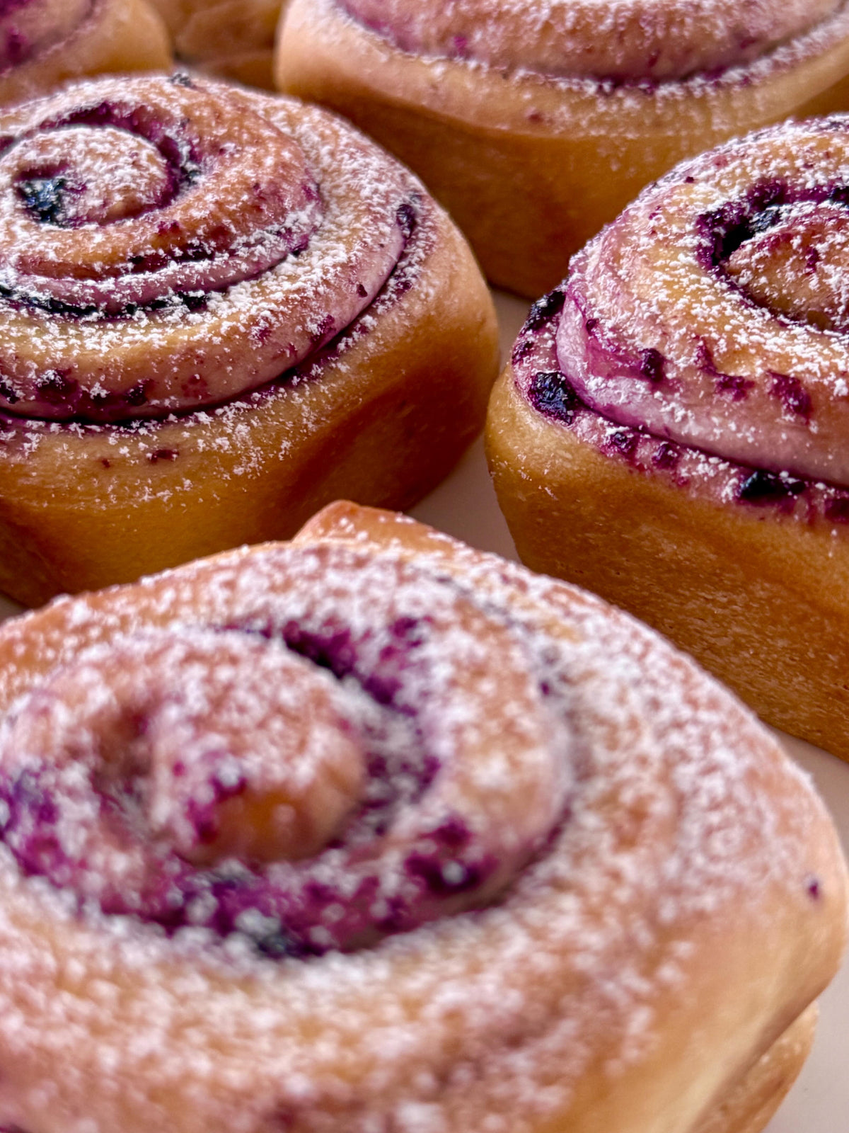 Fluffy Blueberry Rolls von Food with Style, fertig angerichtet