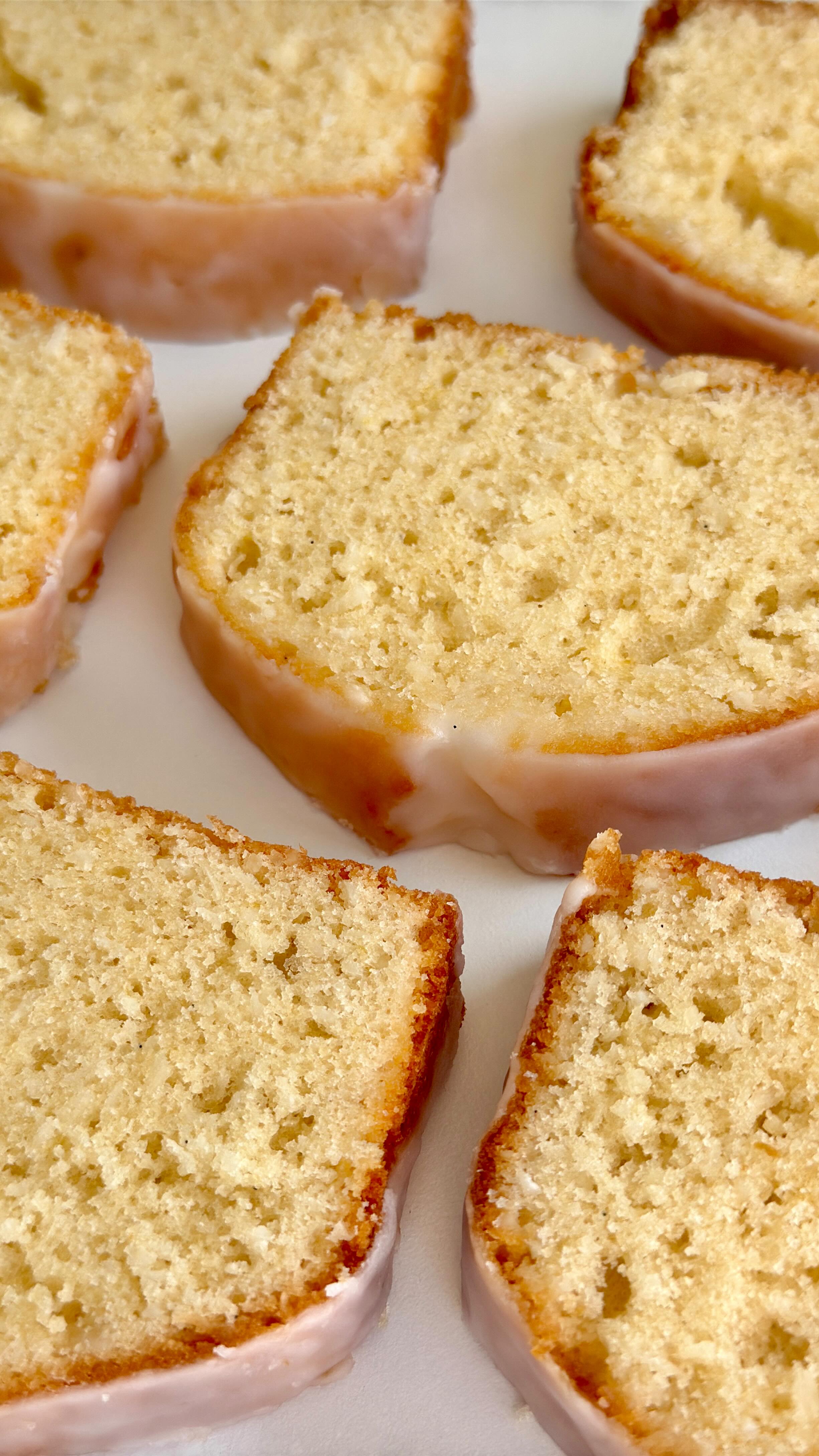Lemon Coconut Cake von Food with Style, fertig angerichtet