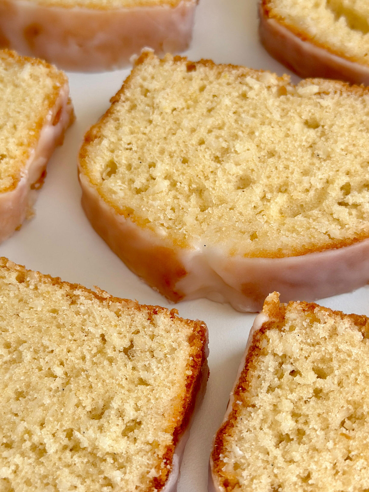 Lemon Coconut Cake von Food with Style, fertig angerichtet