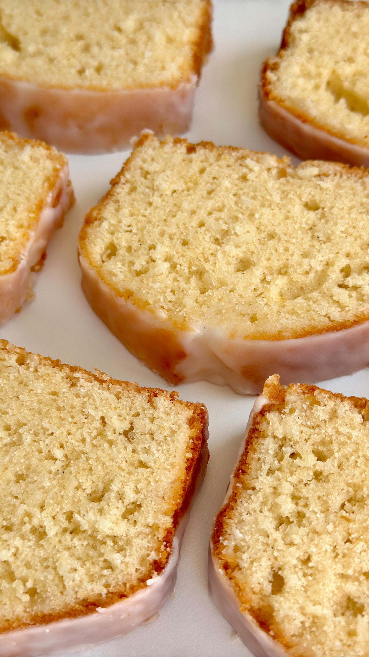 Lemon Coconut Cake von Food with Style, fertig angerichtet