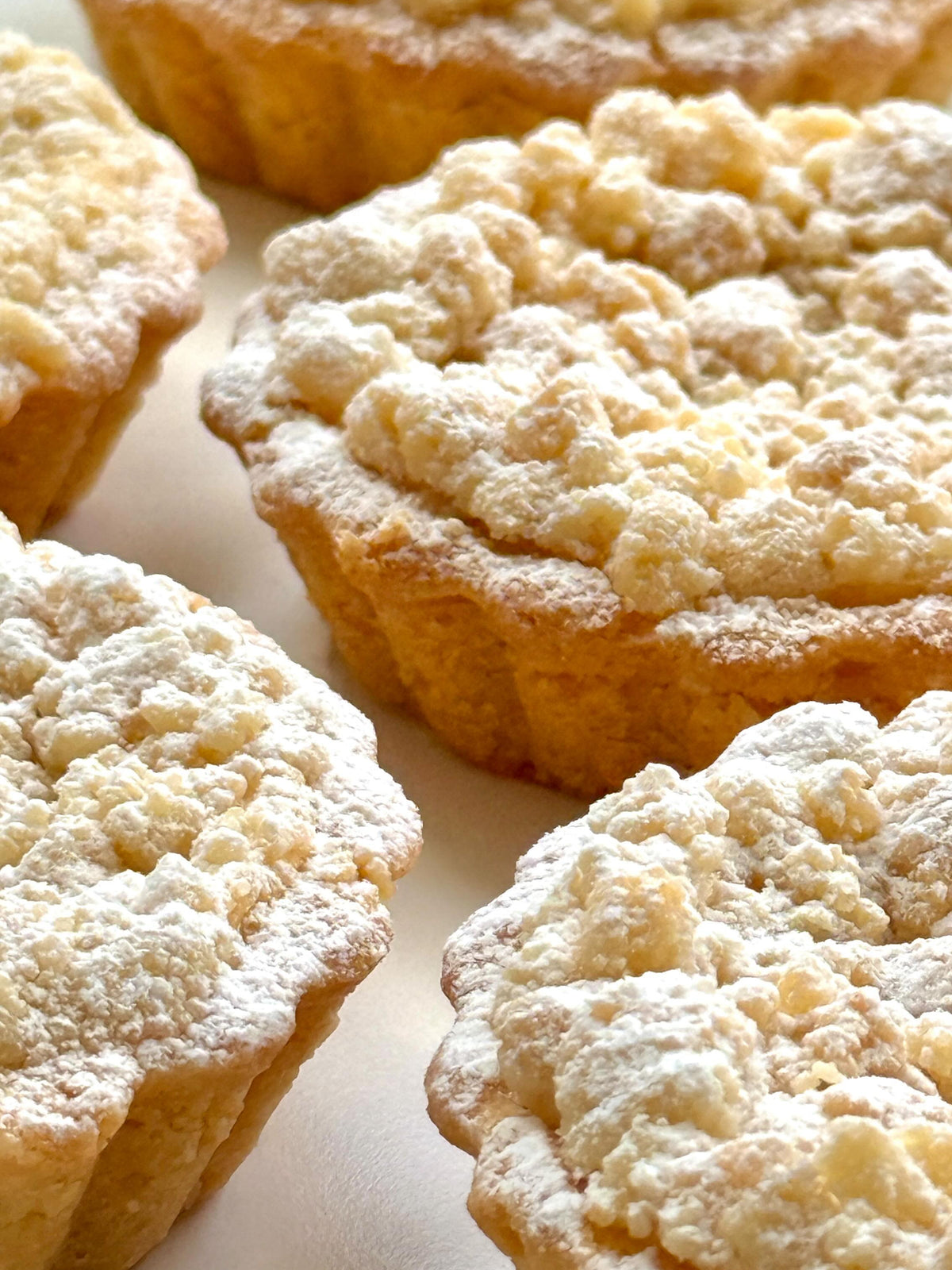 Lemon Crumble Tartelettes von Food with Style, fertig angerichtet